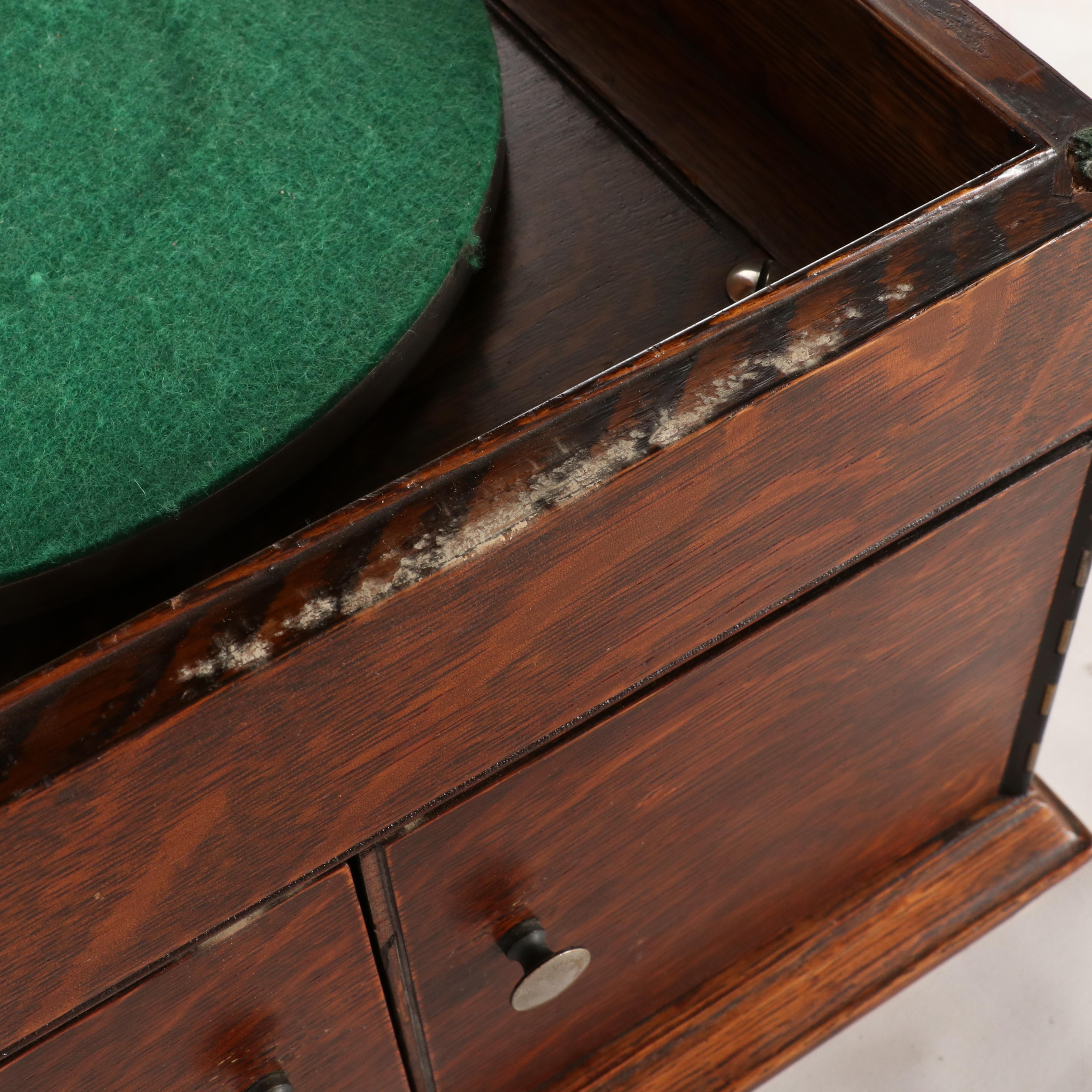 Victrola VV-VIII Tabletop Oak Hand-Crank Phonograph, 1915