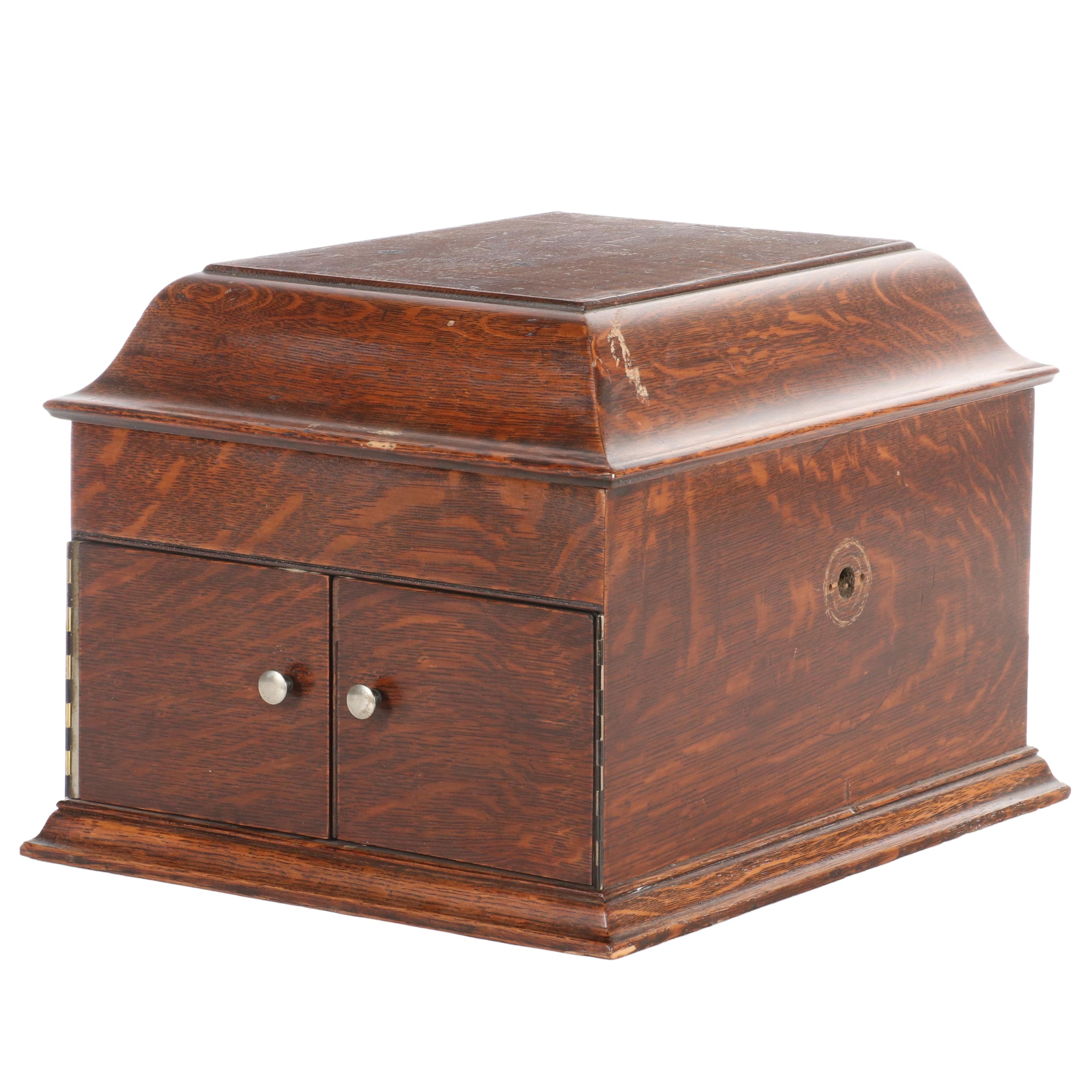 Victrola VV-VIII Tabletop Oak Hand-Crank Phonograph, 1915