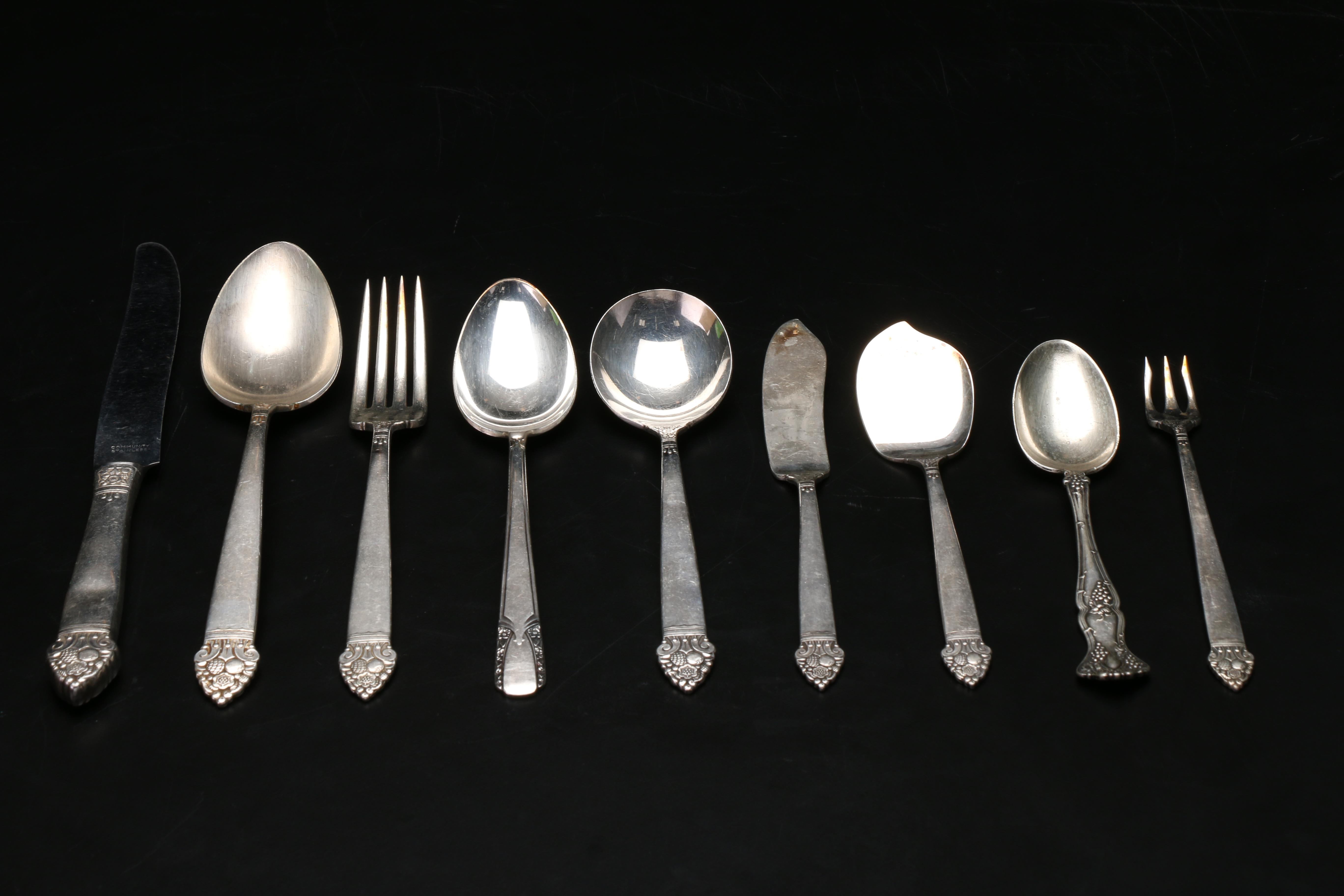 Oneida Stainless Steel Flatware Set in Wooden Case