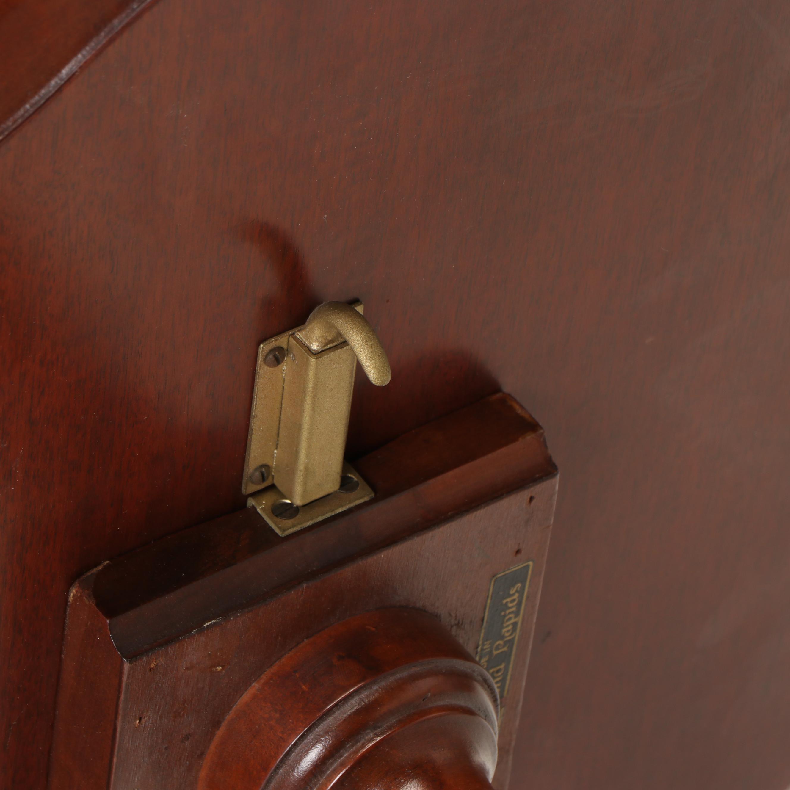 Imperial Duncan Phyfe Style Mahogany Piecrust Birdcage-Action Tripod Table