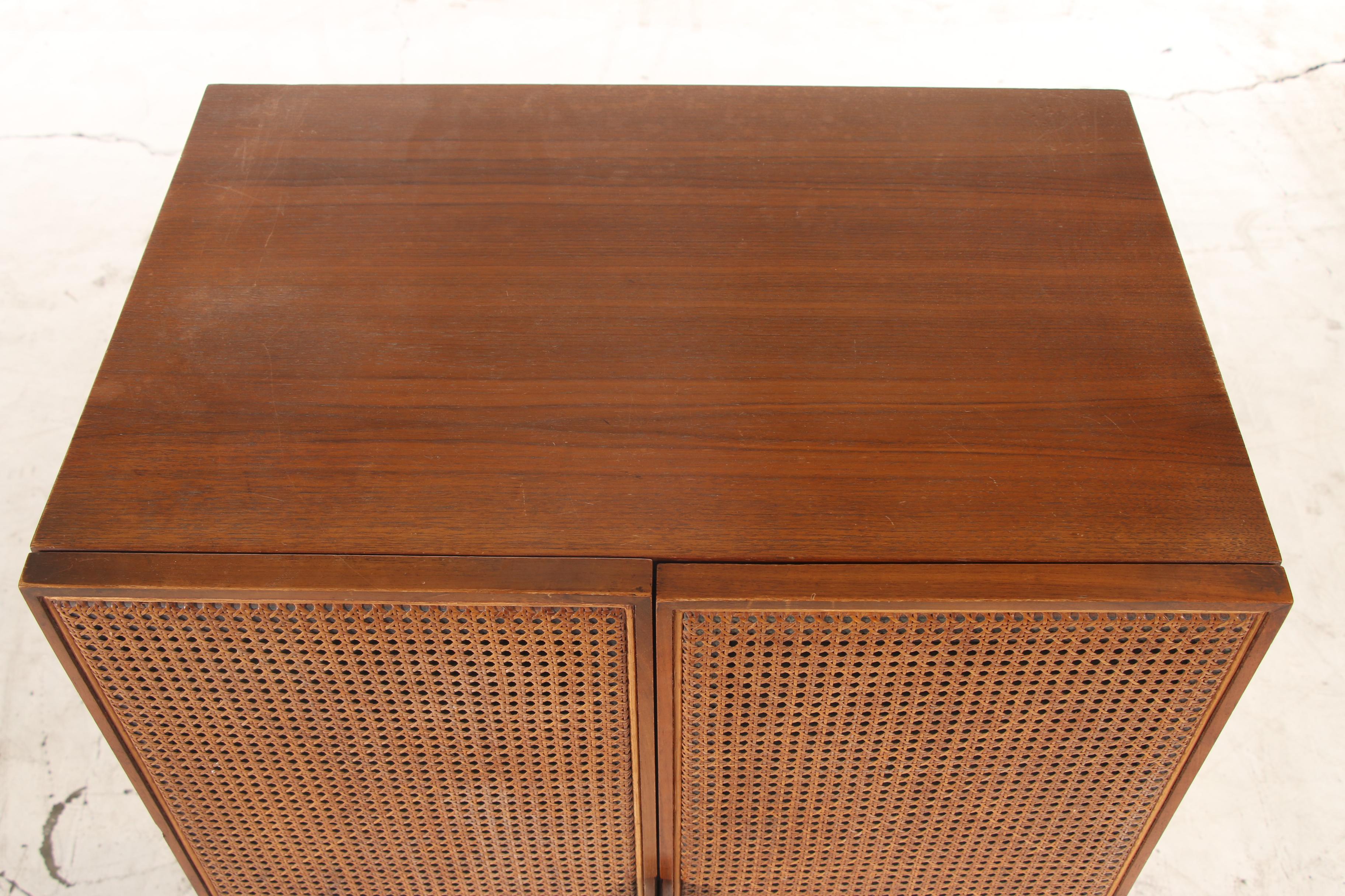 Rapids Furniture Co. Walnut Chest of Drawers Cabinet, Mid to Late 20th Century