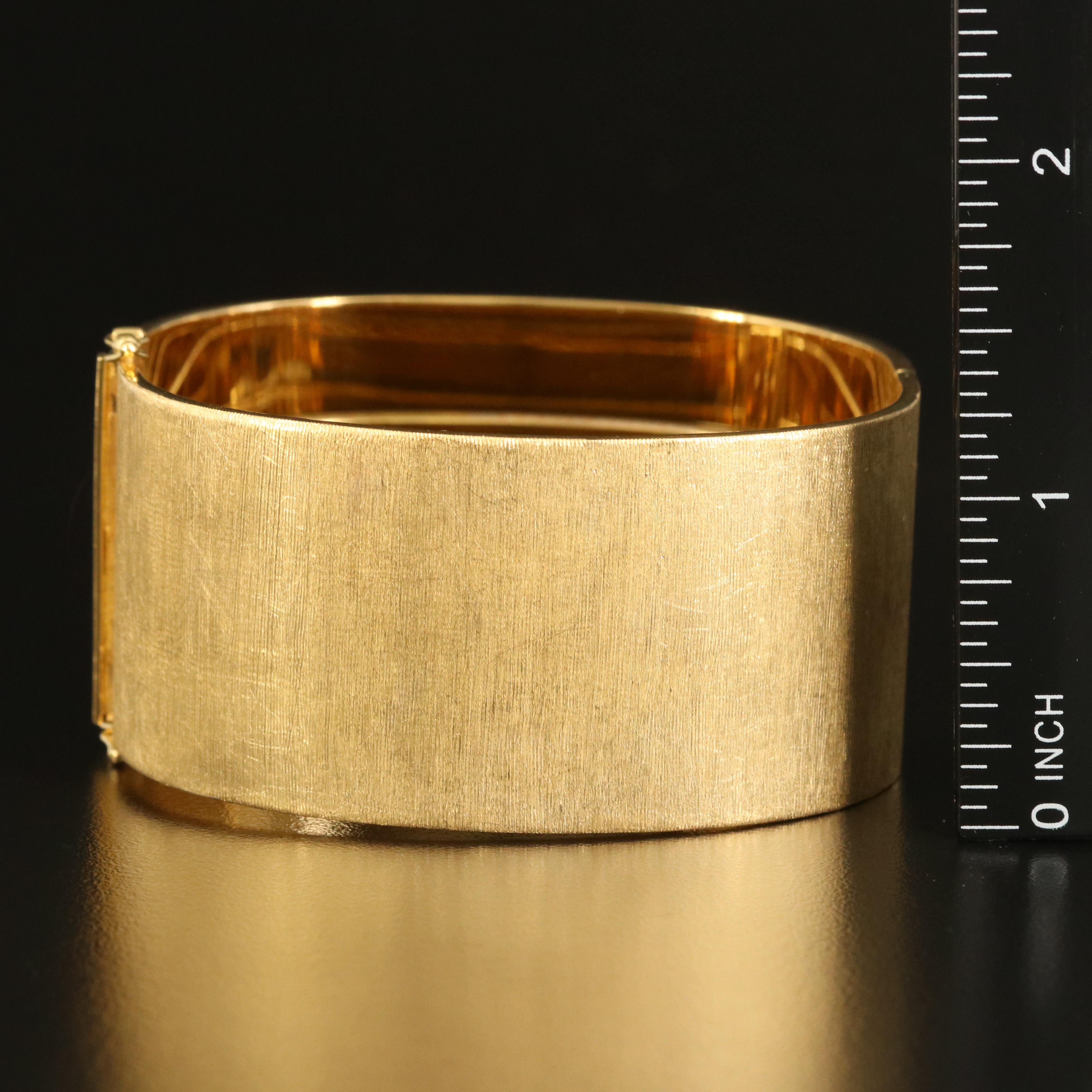 Vintage Italian 18K Rigato Engraved Hinged Bangle