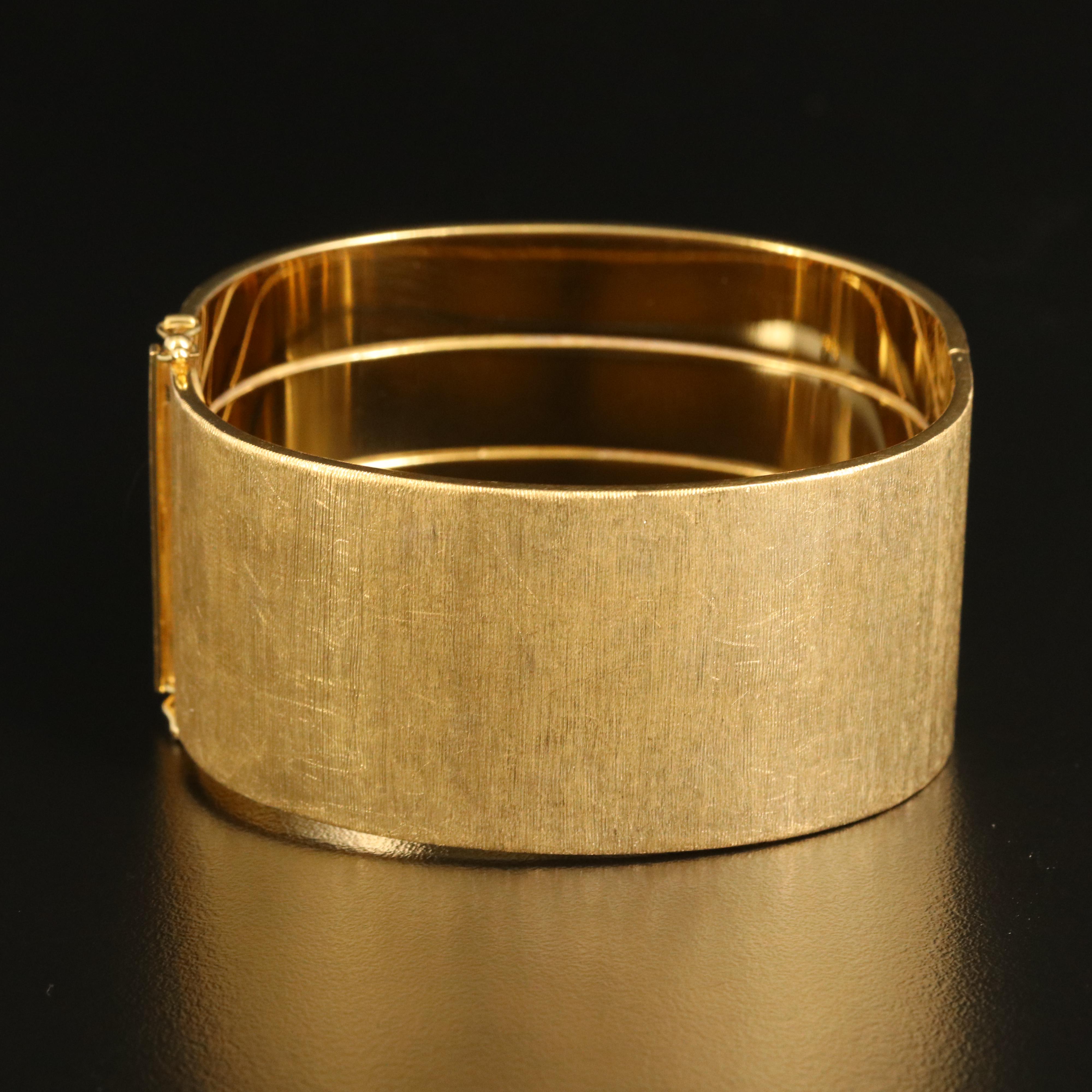 Vintage Italian 18K Rigato Engraved Hinged Bangle