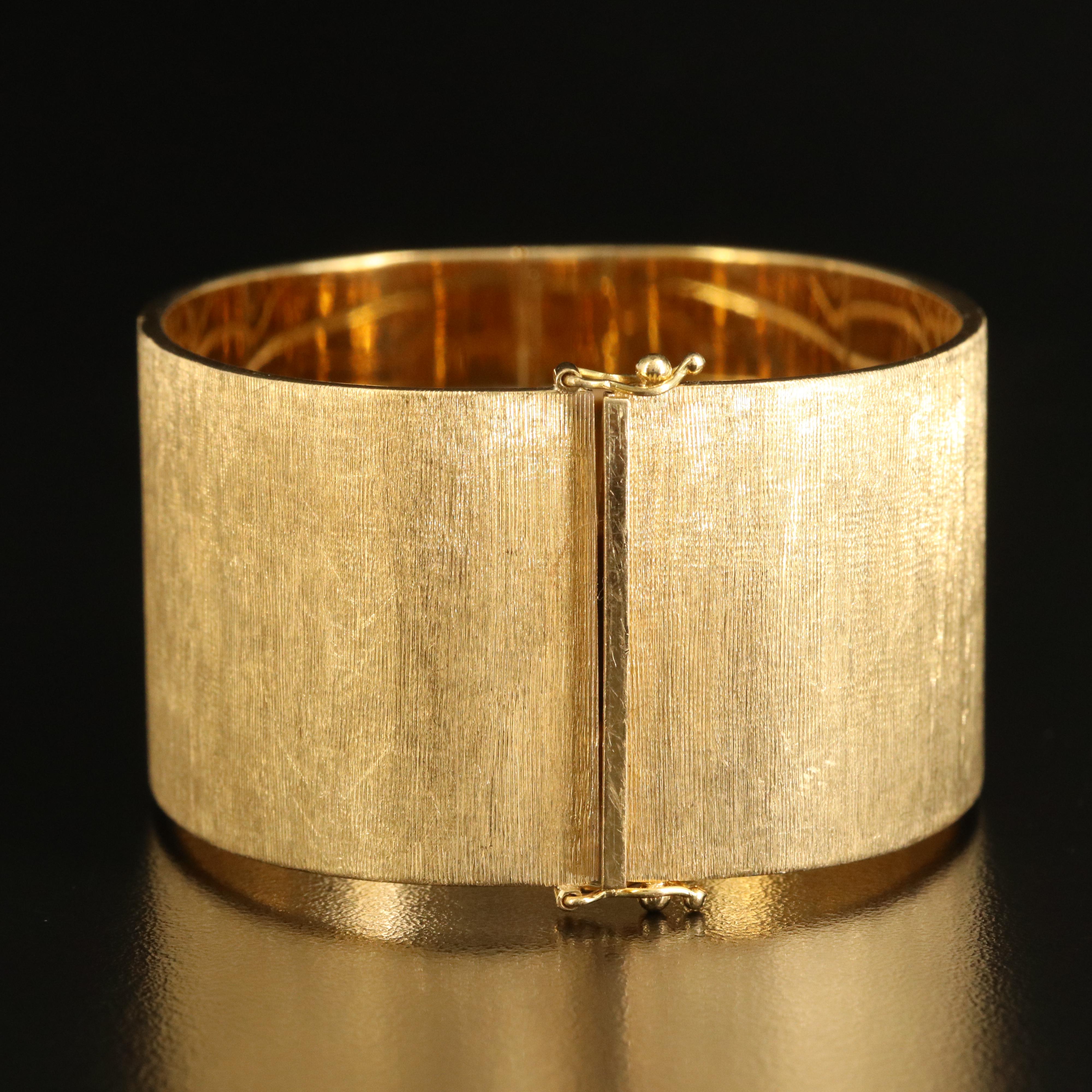 Vintage Italian 18K Rigato Engraved Hinged Bangle