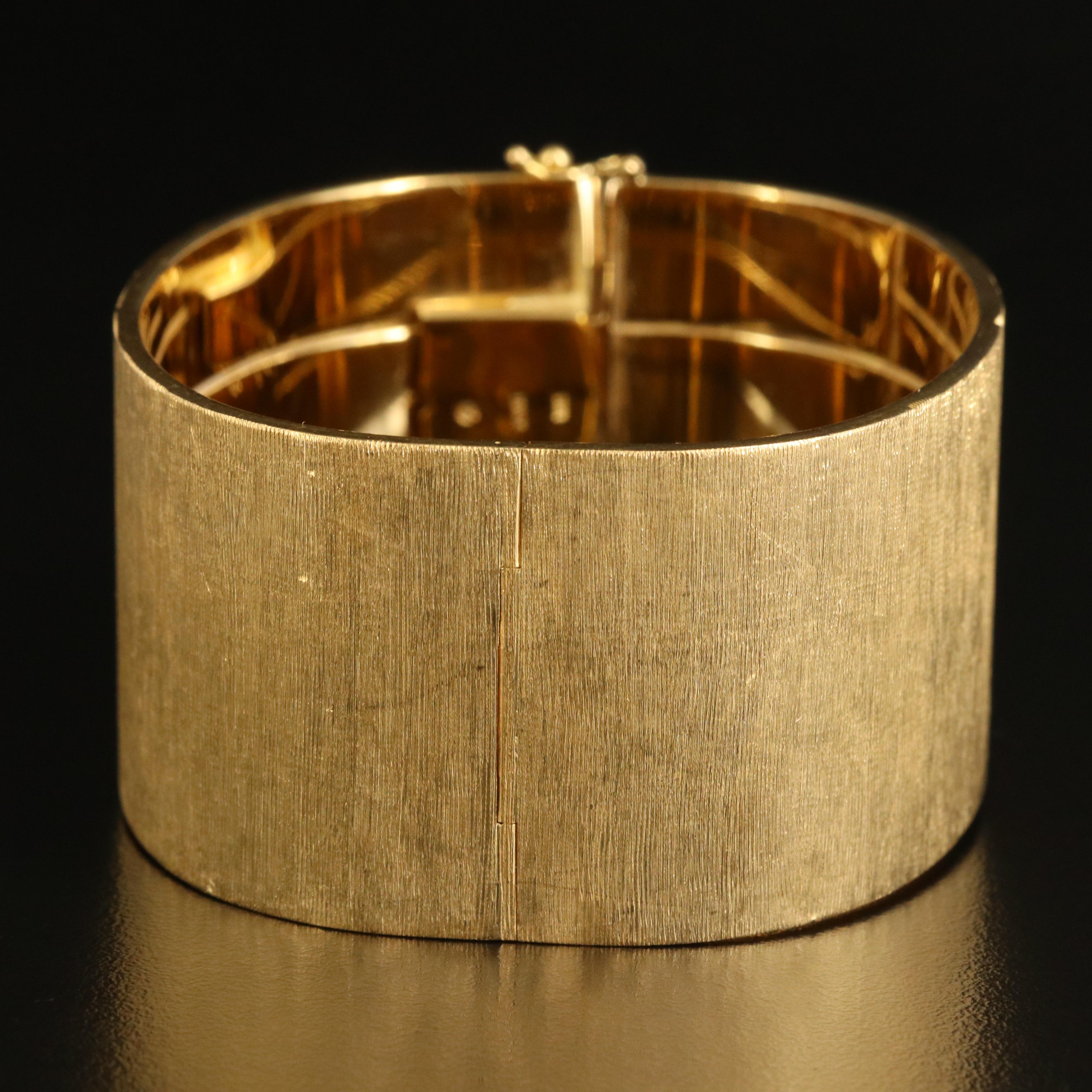 Vintage Italian 18K Rigato Engraved Hinged Bangle