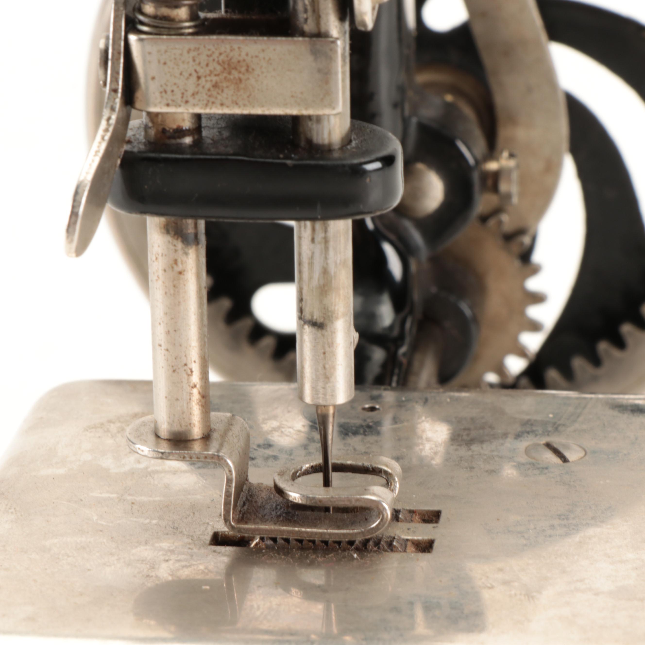 Singer Miniature Hand-Crank Toy Sewing Machine, Early to Mid-20th C.