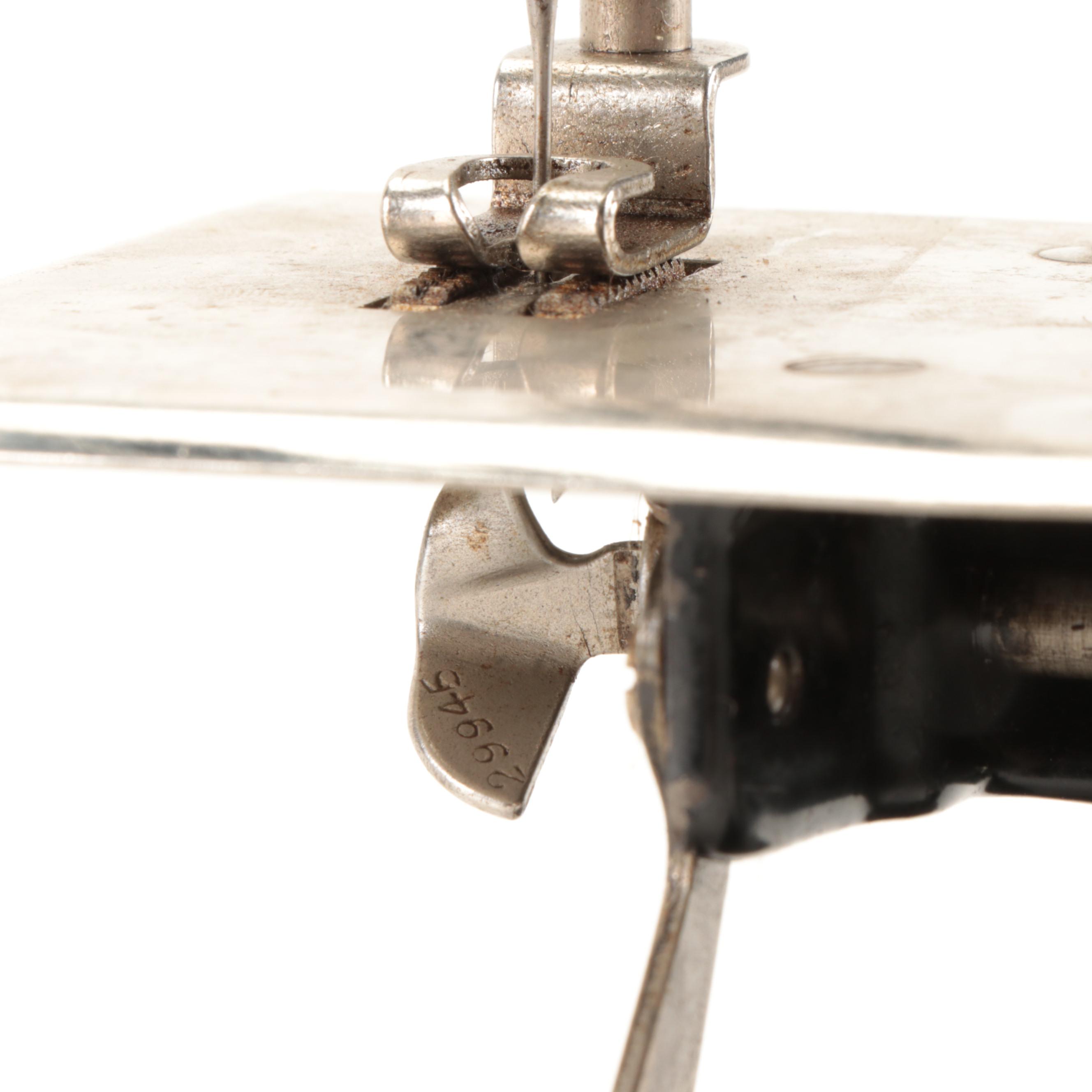 Singer Miniature Hand-Crank Toy Sewing Machine, Early to Mid-20th C.