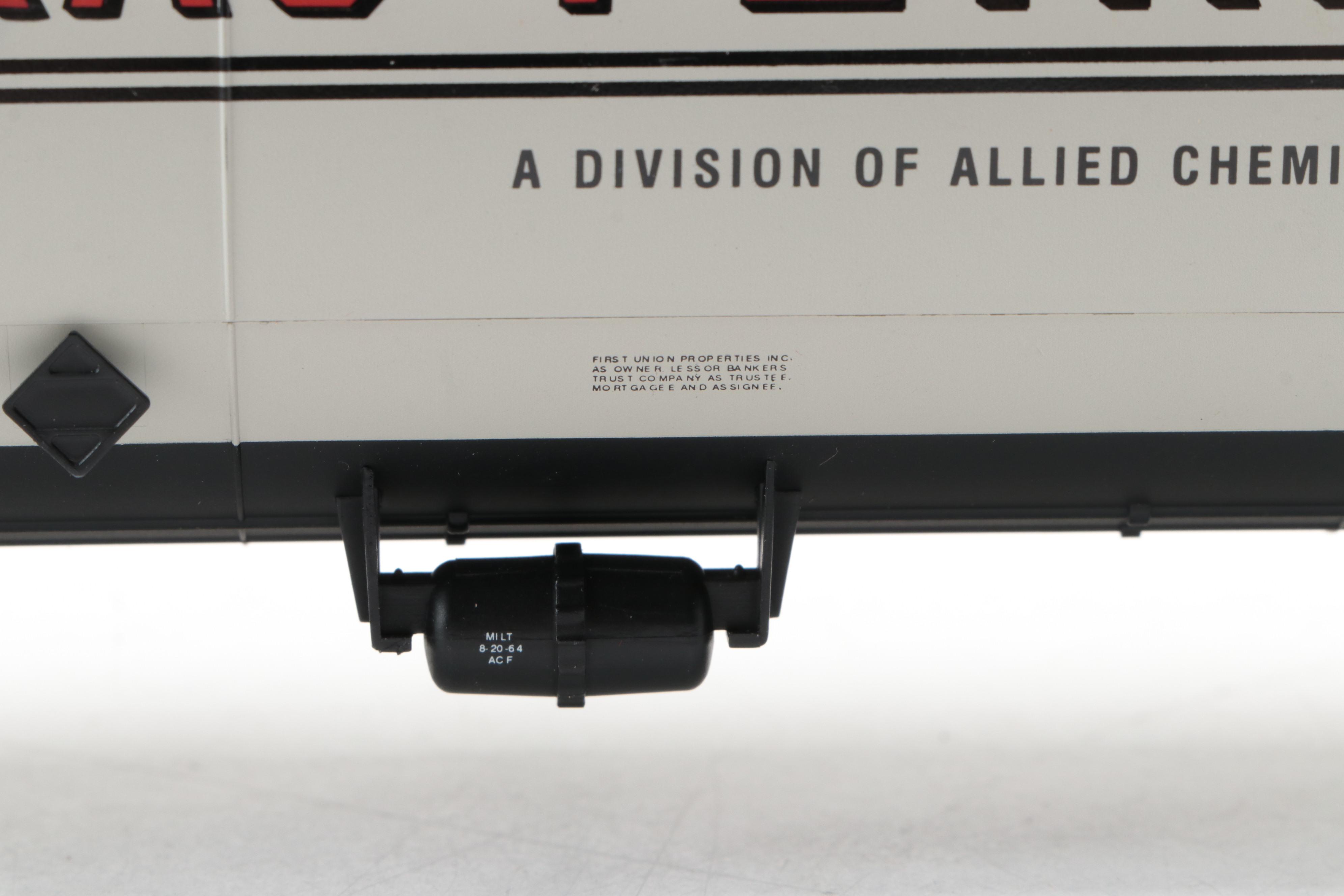 Atlas O-Scale Tank Train Cars and Locomotive, 1998