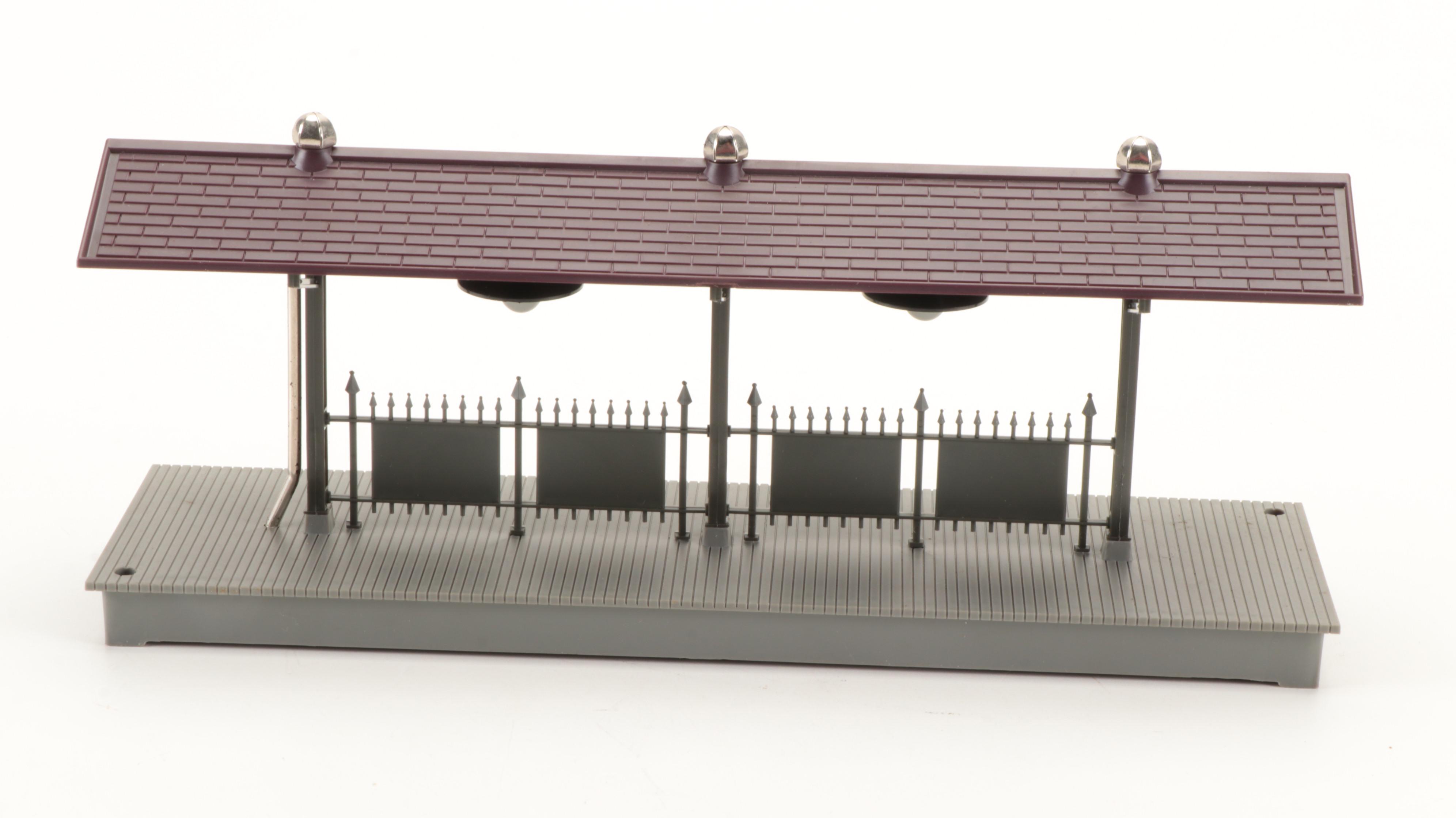 Broadway Limited 4816 GG1 Locomotive with Lionel Station Platforms