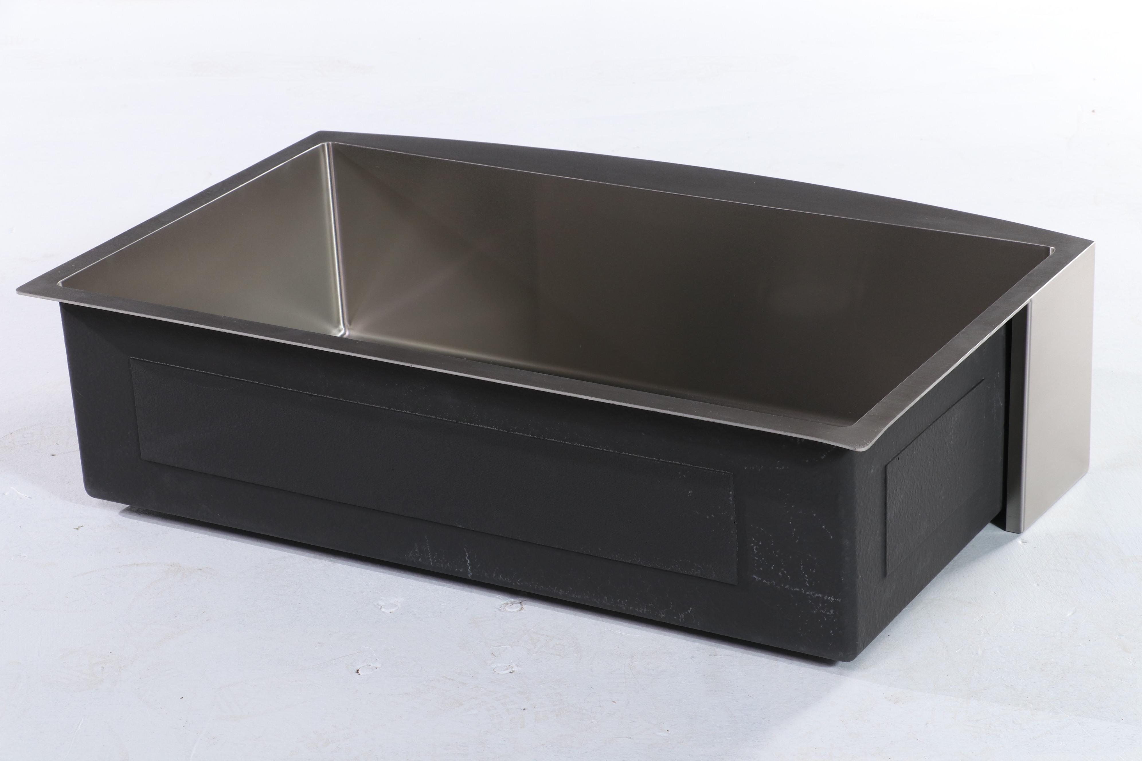 Stainless Steel Farmhouse Sink and Matte Black Pull-Down Kitchen Faucet