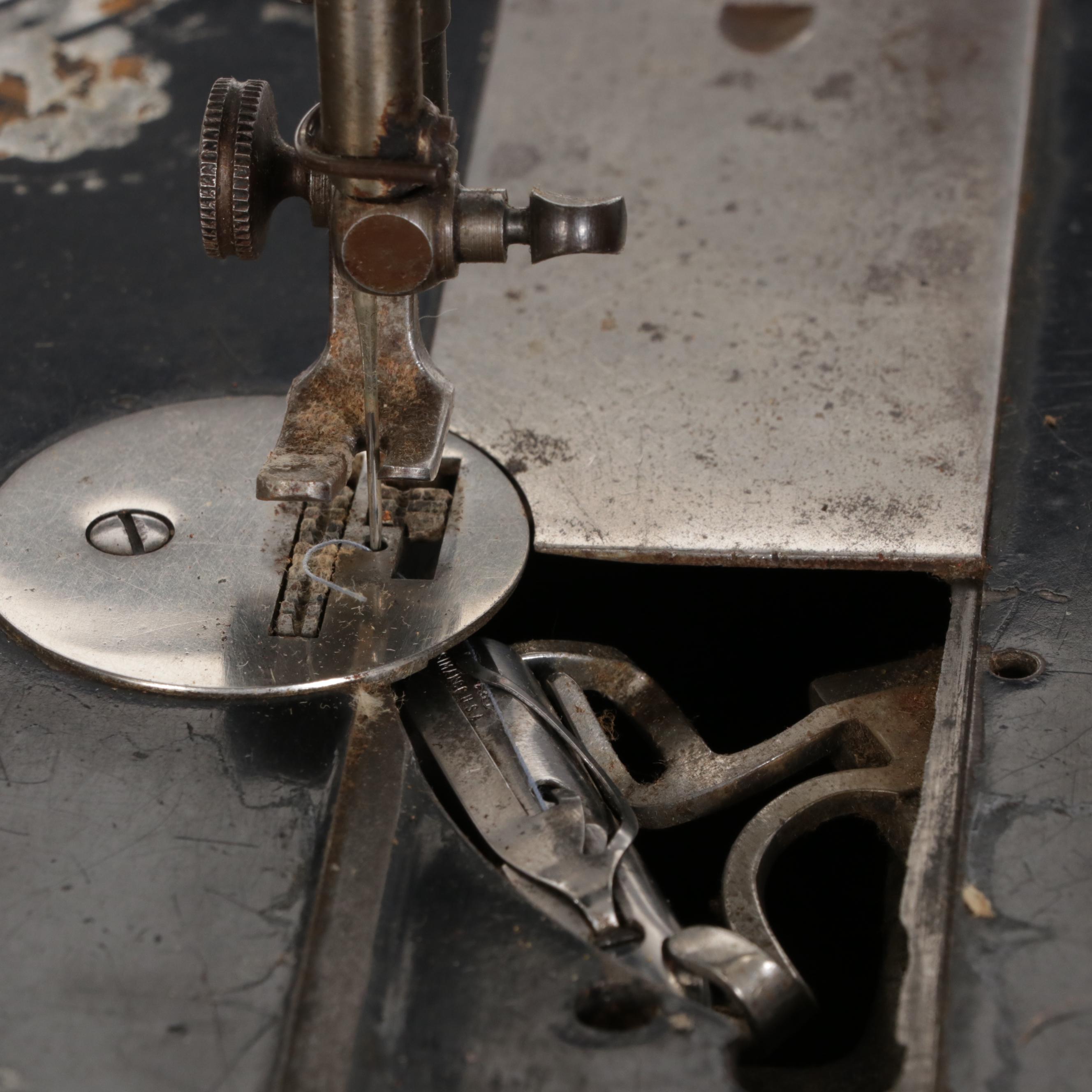 Singer Class 28 K Treadle Sewing Machine With Original Singer Cabinet No.3, 1901