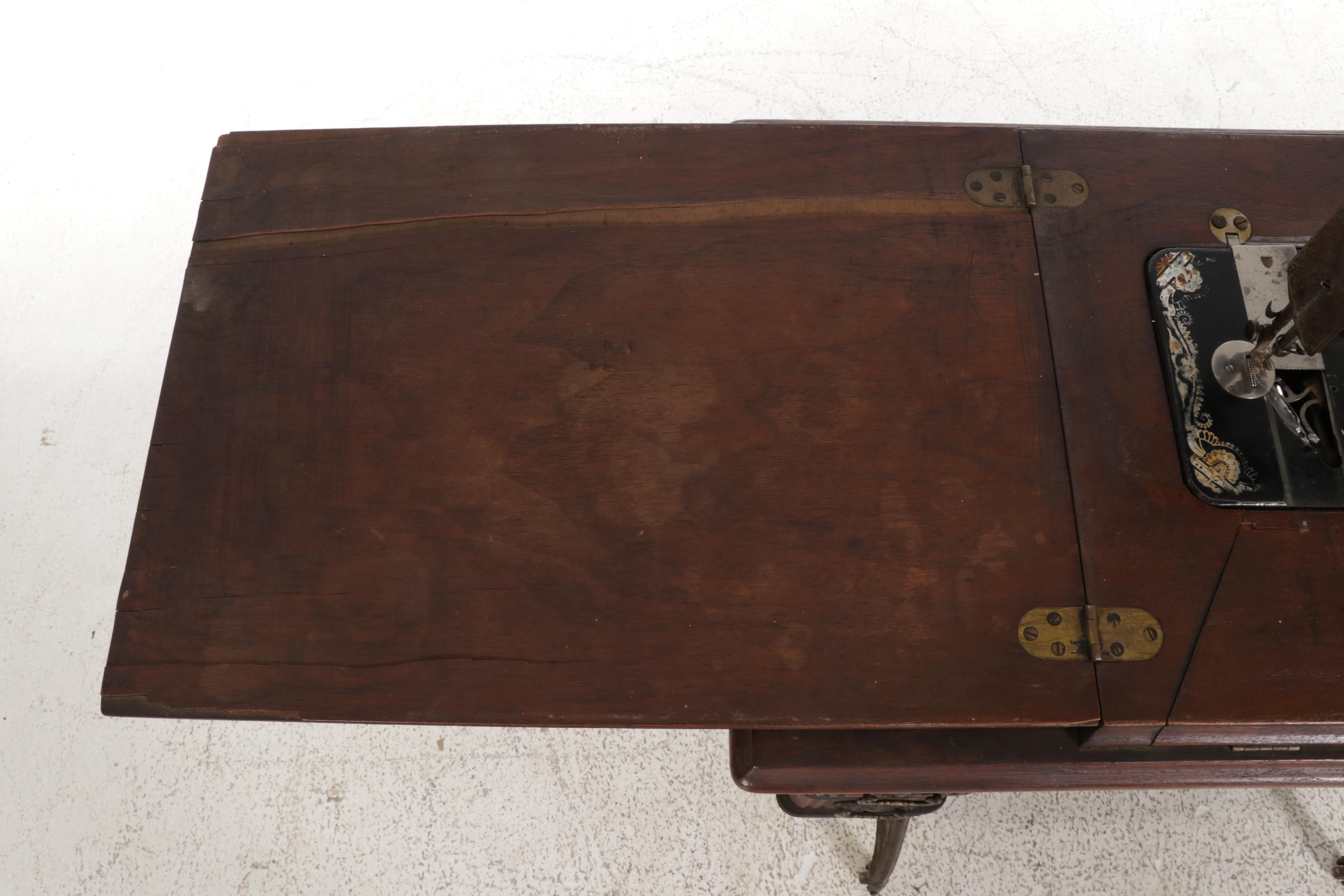 Singer Class 28 K Treadle Sewing Machine With Original Singer Cabinet No.3, 1901