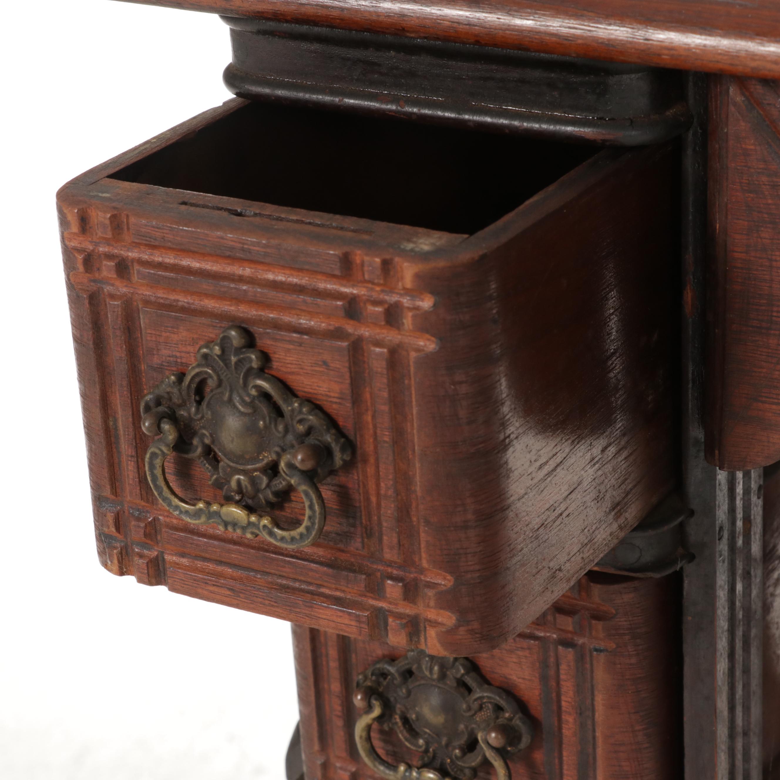 Singer Class 28 K Treadle Sewing Machine With Original Singer Cabinet No.3, 1901