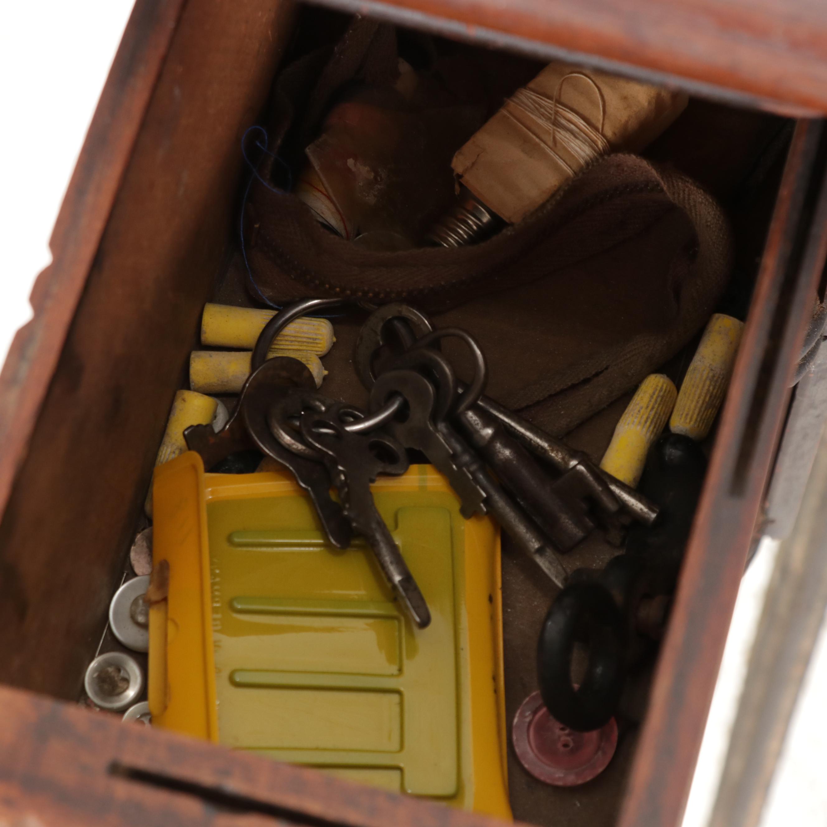 Singer Class 28 K Treadle Sewing Machine With Original Singer Cabinet No.3, 1901