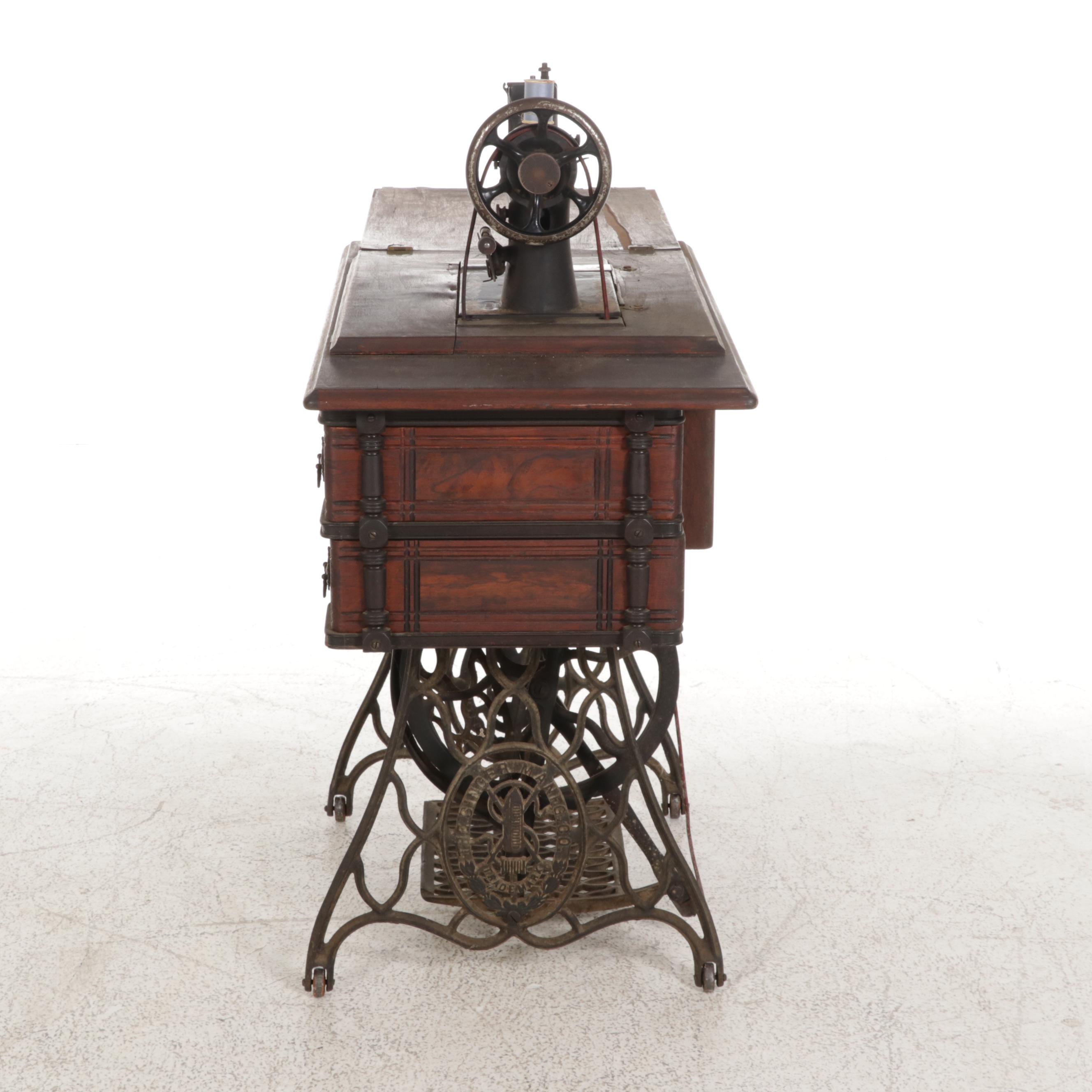 Singer Class 28 K Treadle Sewing Machine With Original Singer Cabinet No.3, 1901