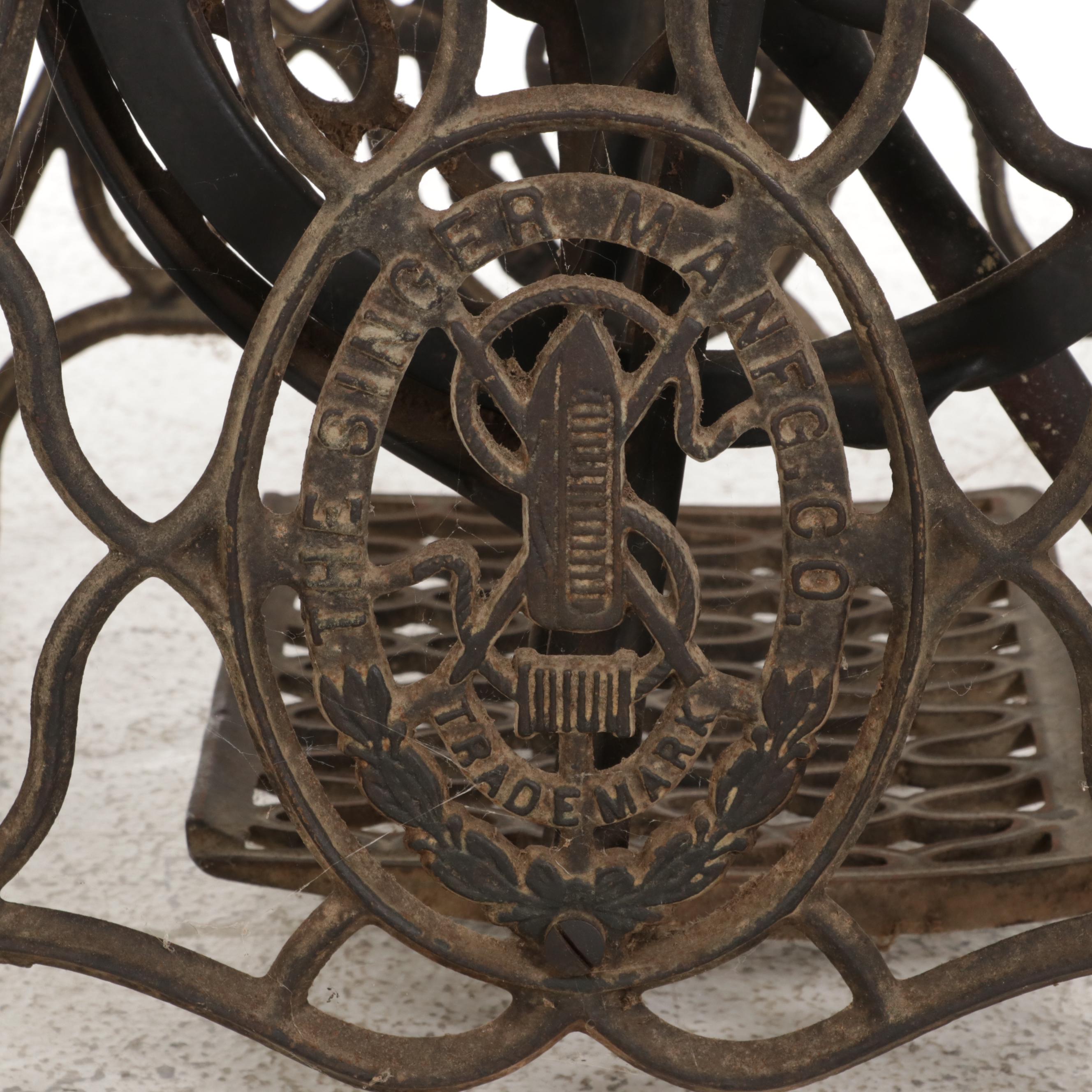 Singer Class 28 K Treadle Sewing Machine With Original Singer Cabinet No.3, 1901