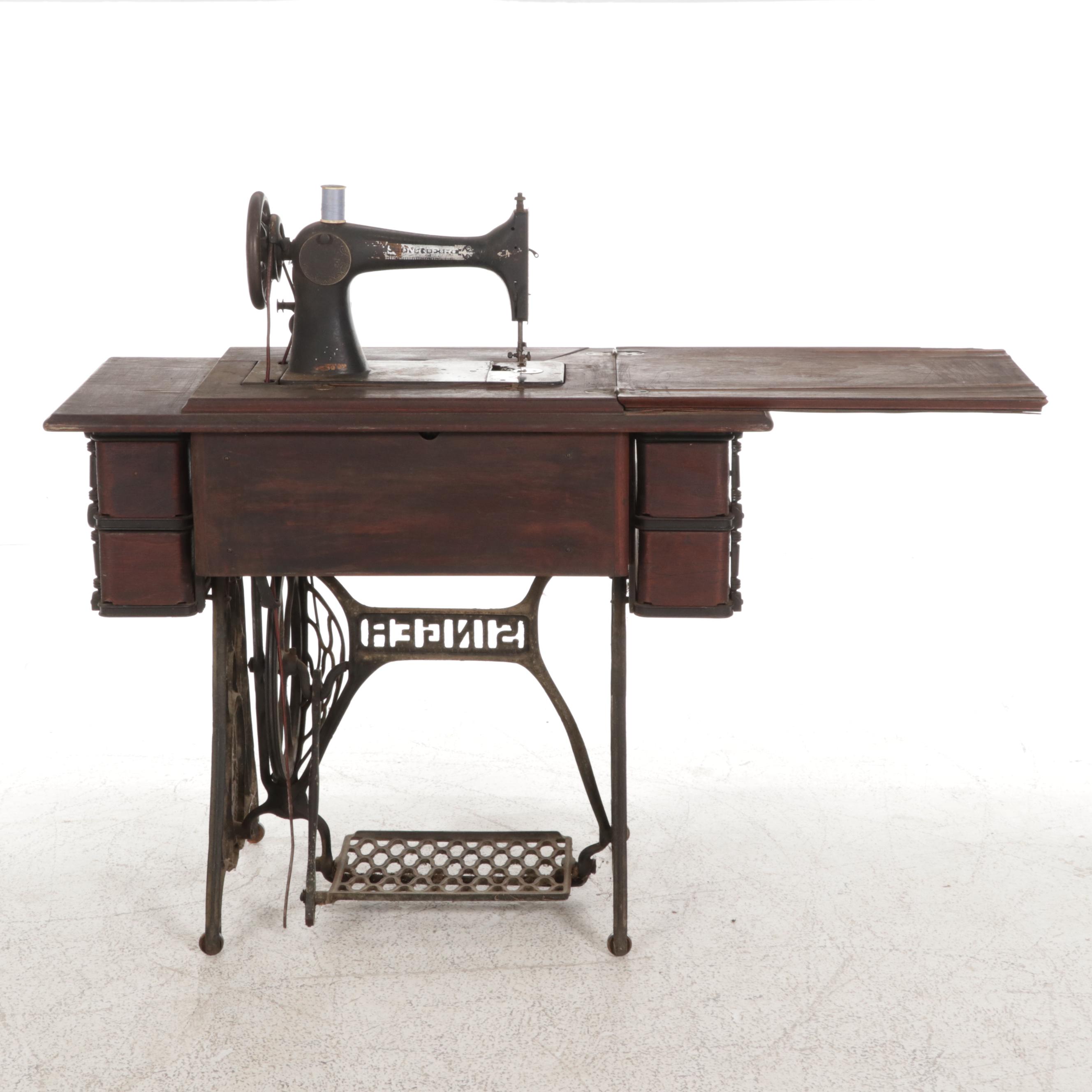 Singer Class 28 K Treadle Sewing Machine With Original Singer Cabinet No.3, 1901
