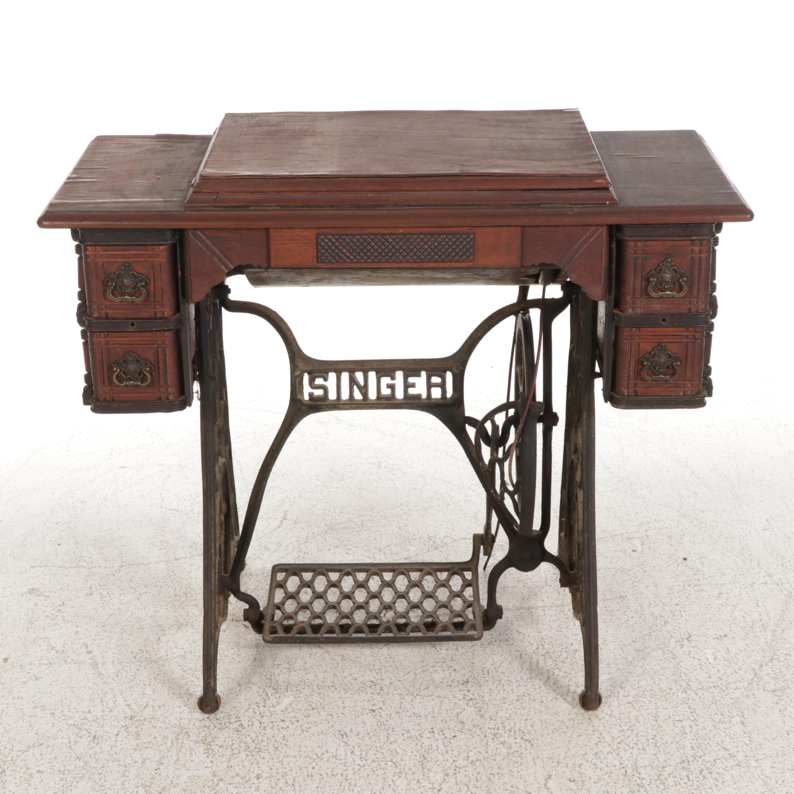 Singer Class 28 K Treadle Sewing Machine With Original Singer Cabinet No.3, 1901