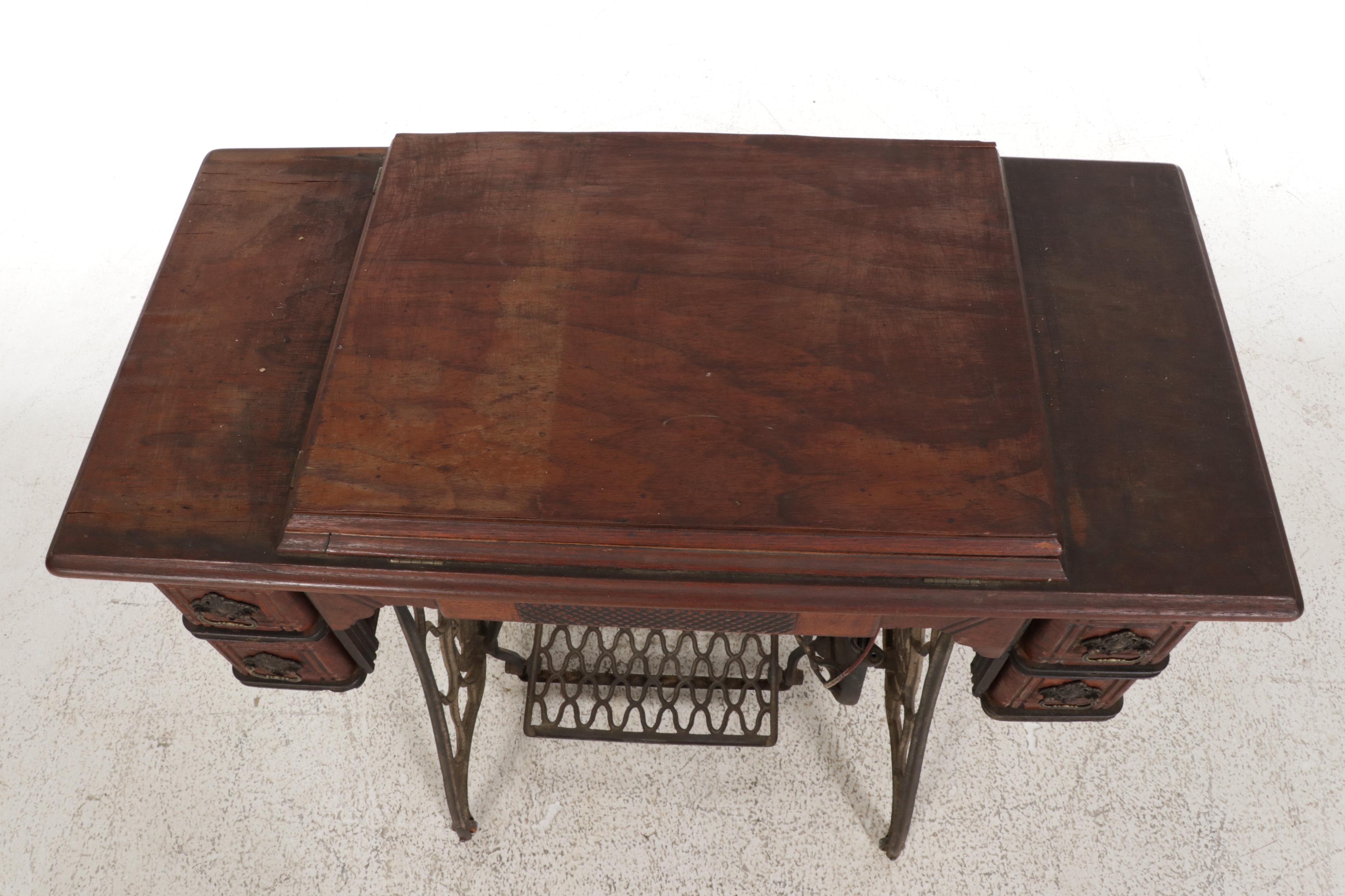 Singer Class 28 K Treadle Sewing Machine With Original Singer Cabinet No.3, 1901