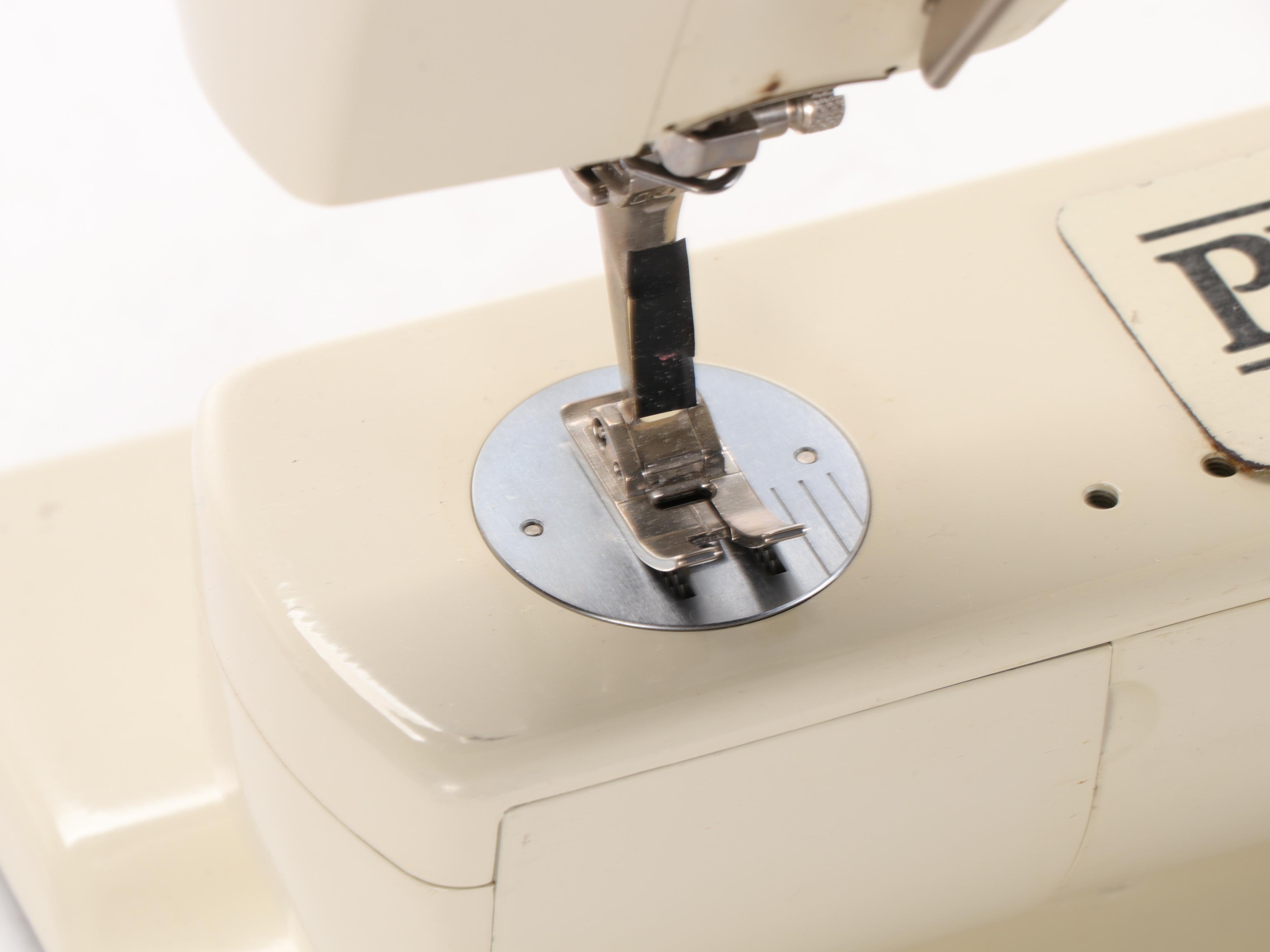 Bernina Electronic Sewing Machine With Case and Accessories