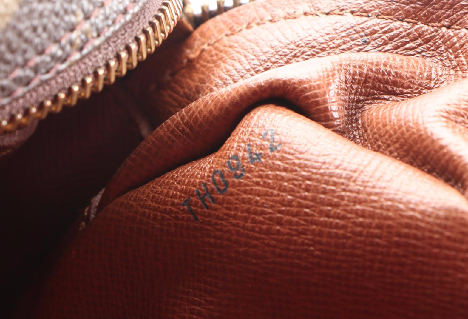 Louis Vuitton Nil 28 Shoulder Bag in Monogram Canvas and Vachetta Leather