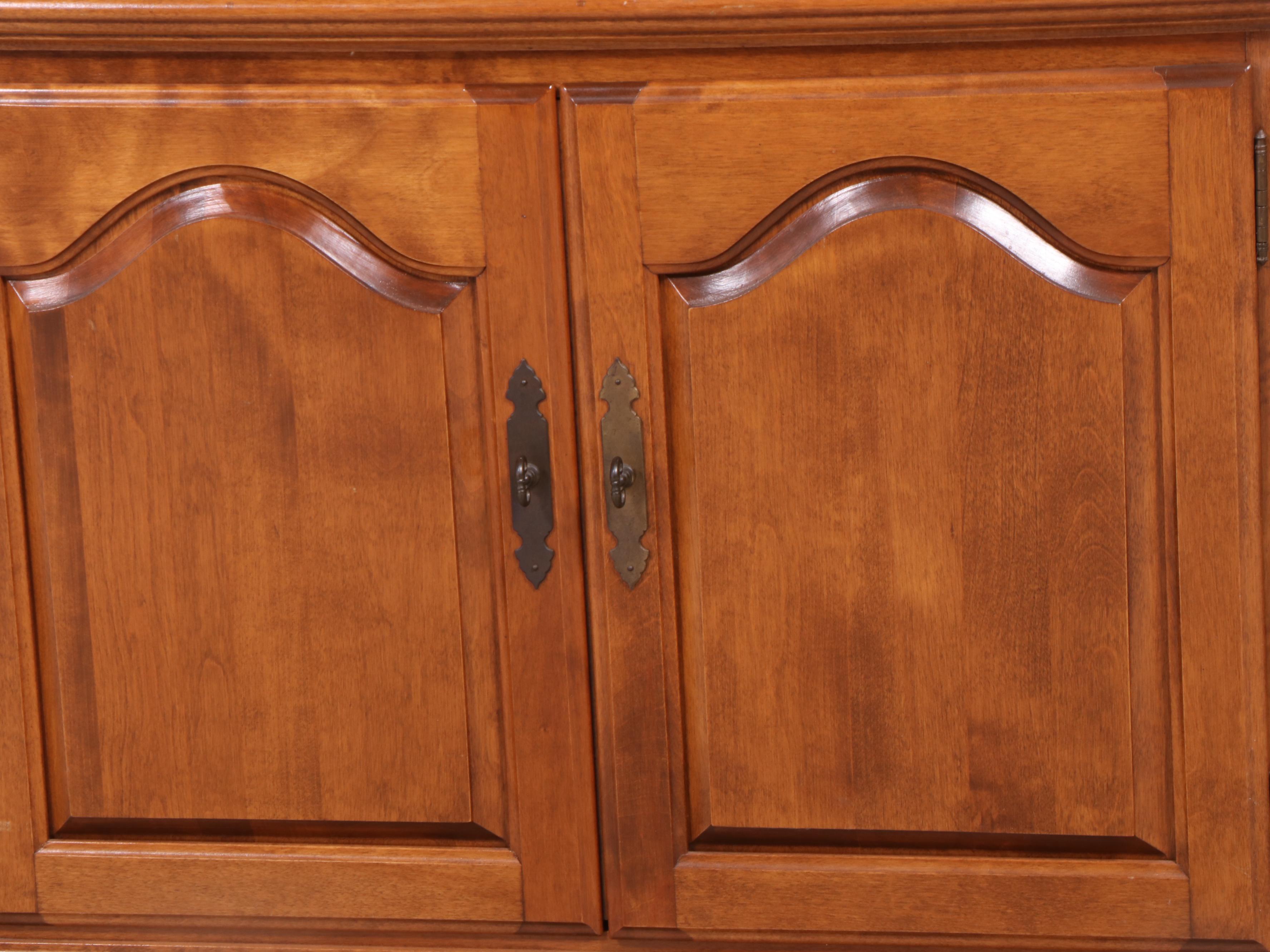 Ethan Allen Colonial Style Maple Bookcase, Late 20th Century