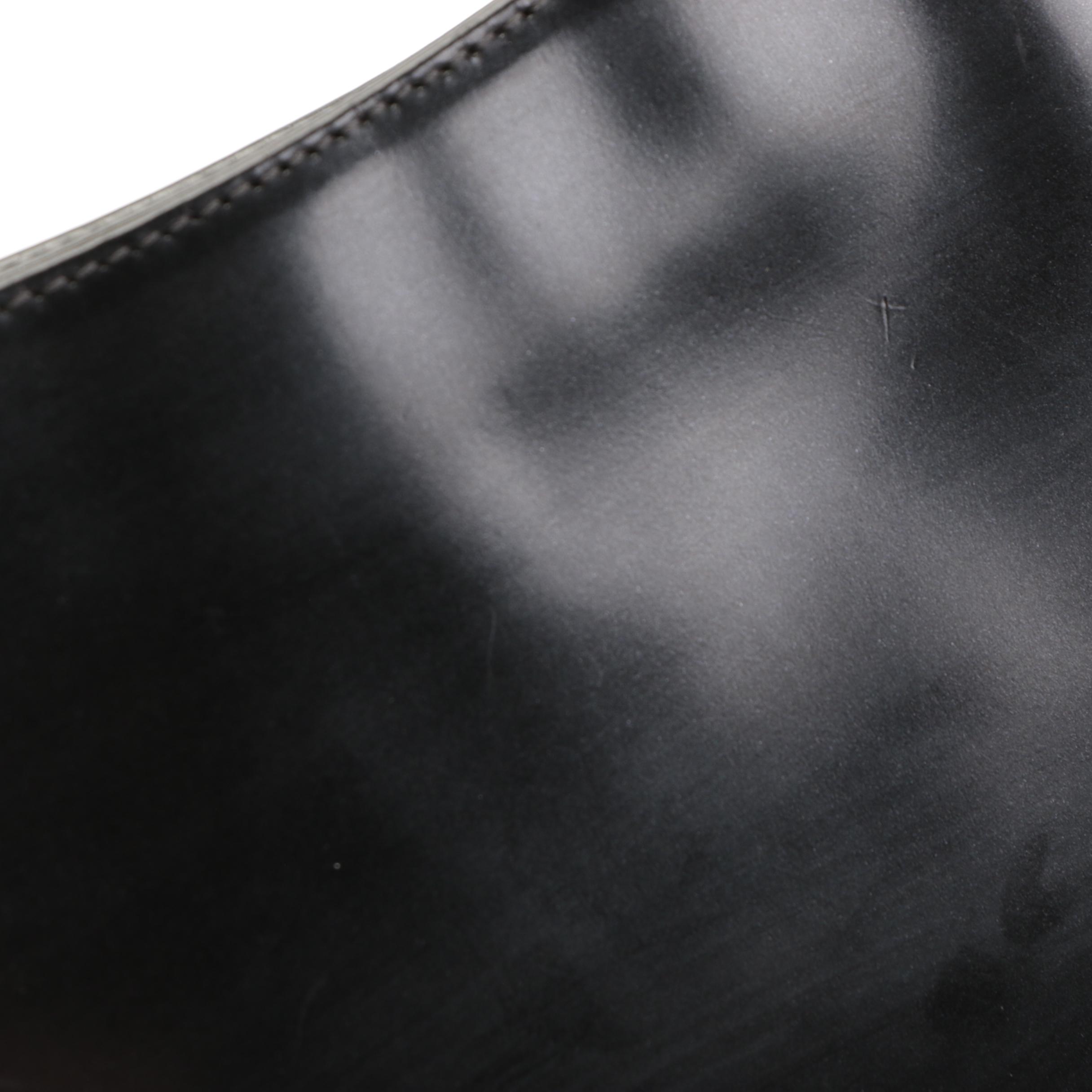 Salvatore Ferragamo Shoulder Bag in Black Glazed Leather