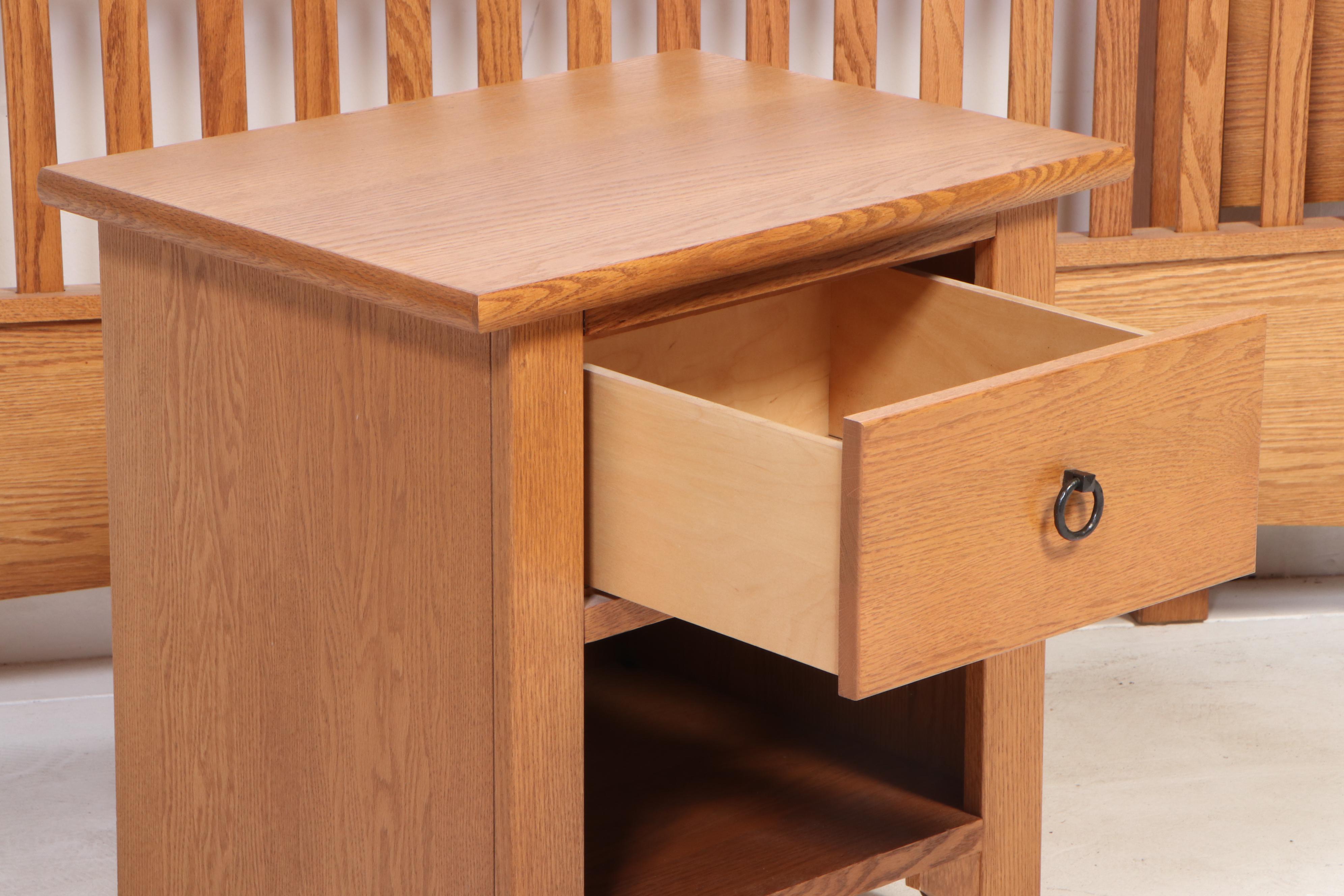 Palliser Furniture Arts and Crafts Style Oak Queen Bed with Nightstand