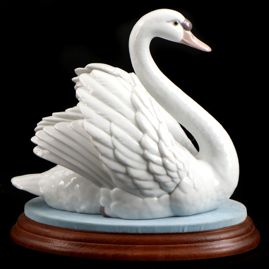 Lladró "Swan with Wings Spread" Porcelain Figurine Designed by Francisco Catalá