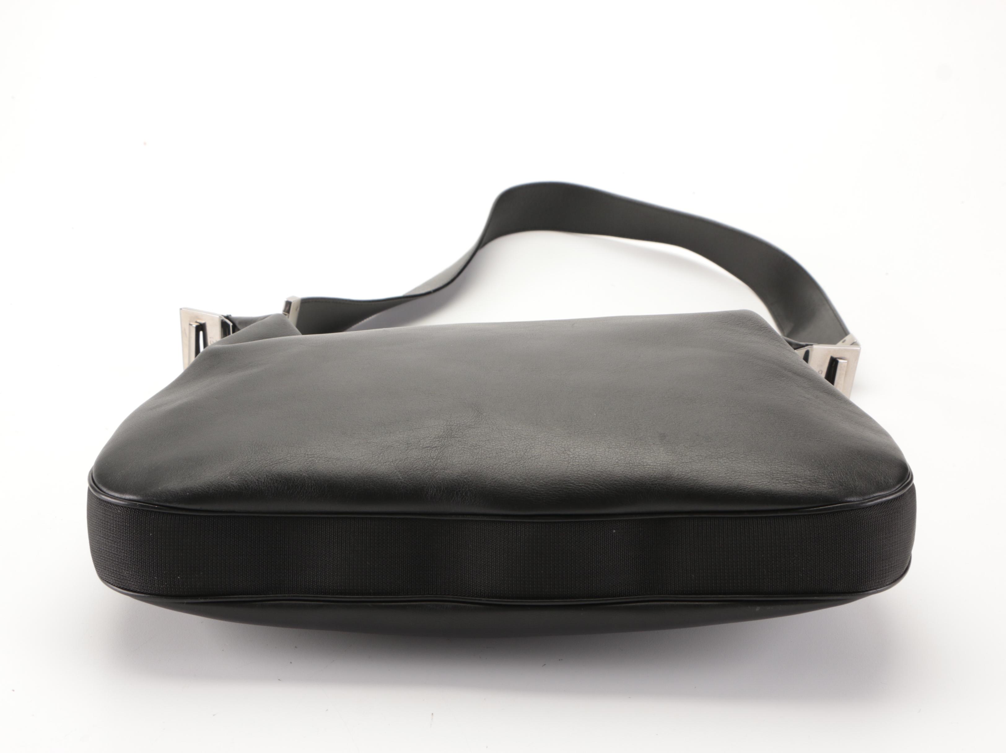 Gucci Zip Attaché Hobo Bag in Black Calfskin Leather