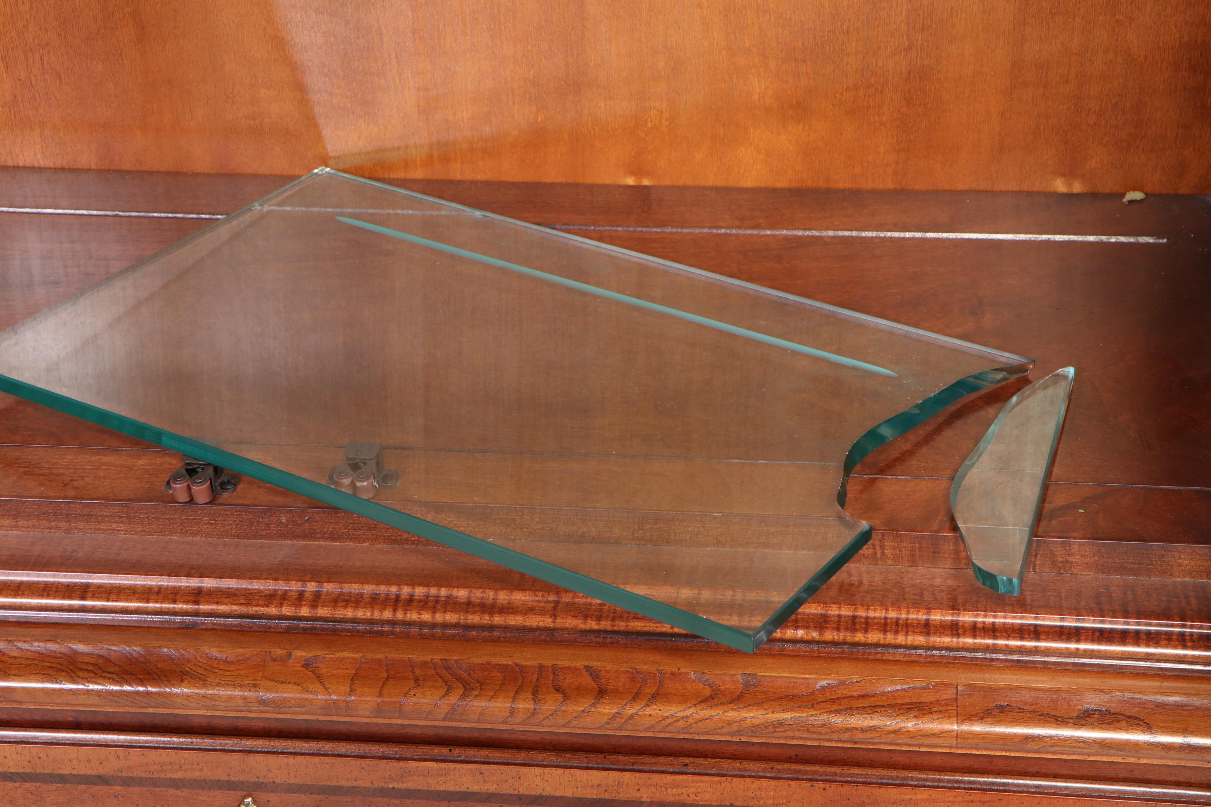 Henredon George III Style Mahogany and Cross-Banded Breakfront China Cabinet