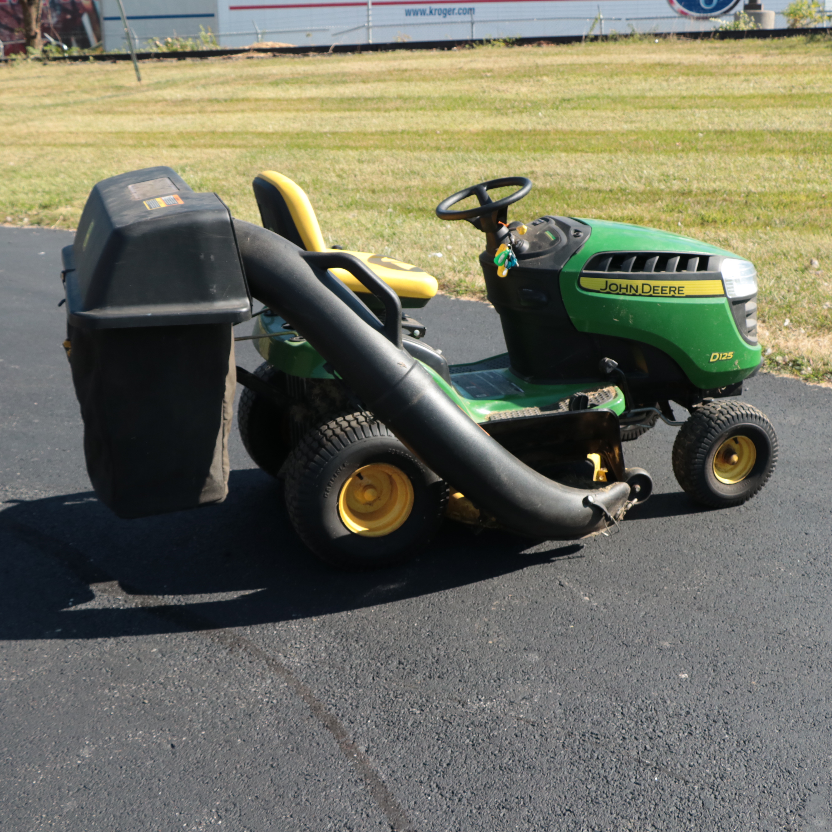 John Deere D125 Lawn Tractor with Bagger