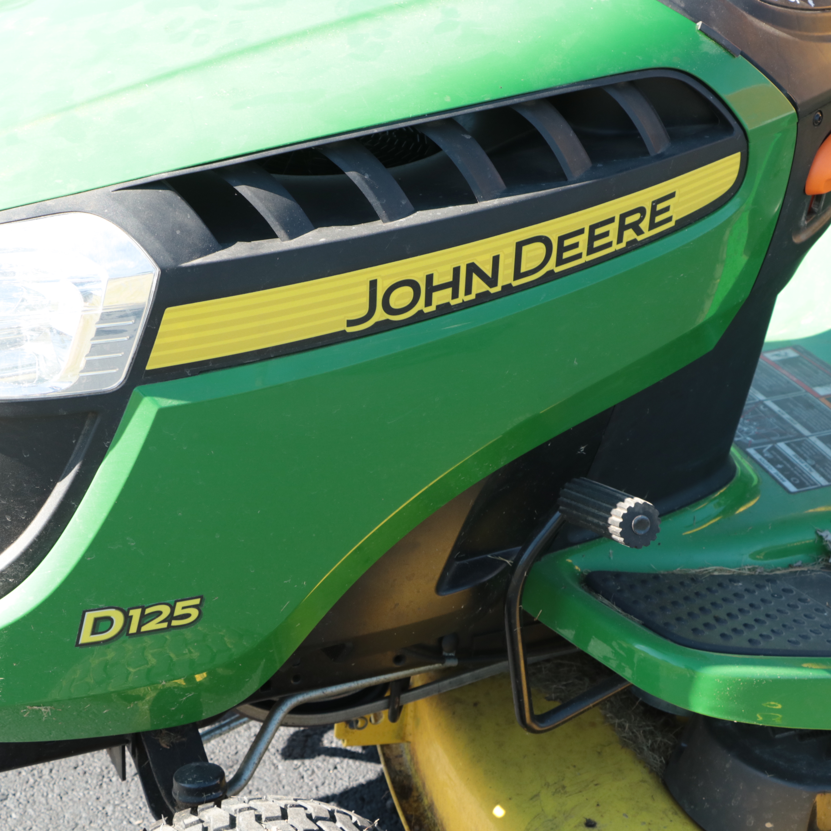 John Deere D125 Lawn Tractor with Bagger