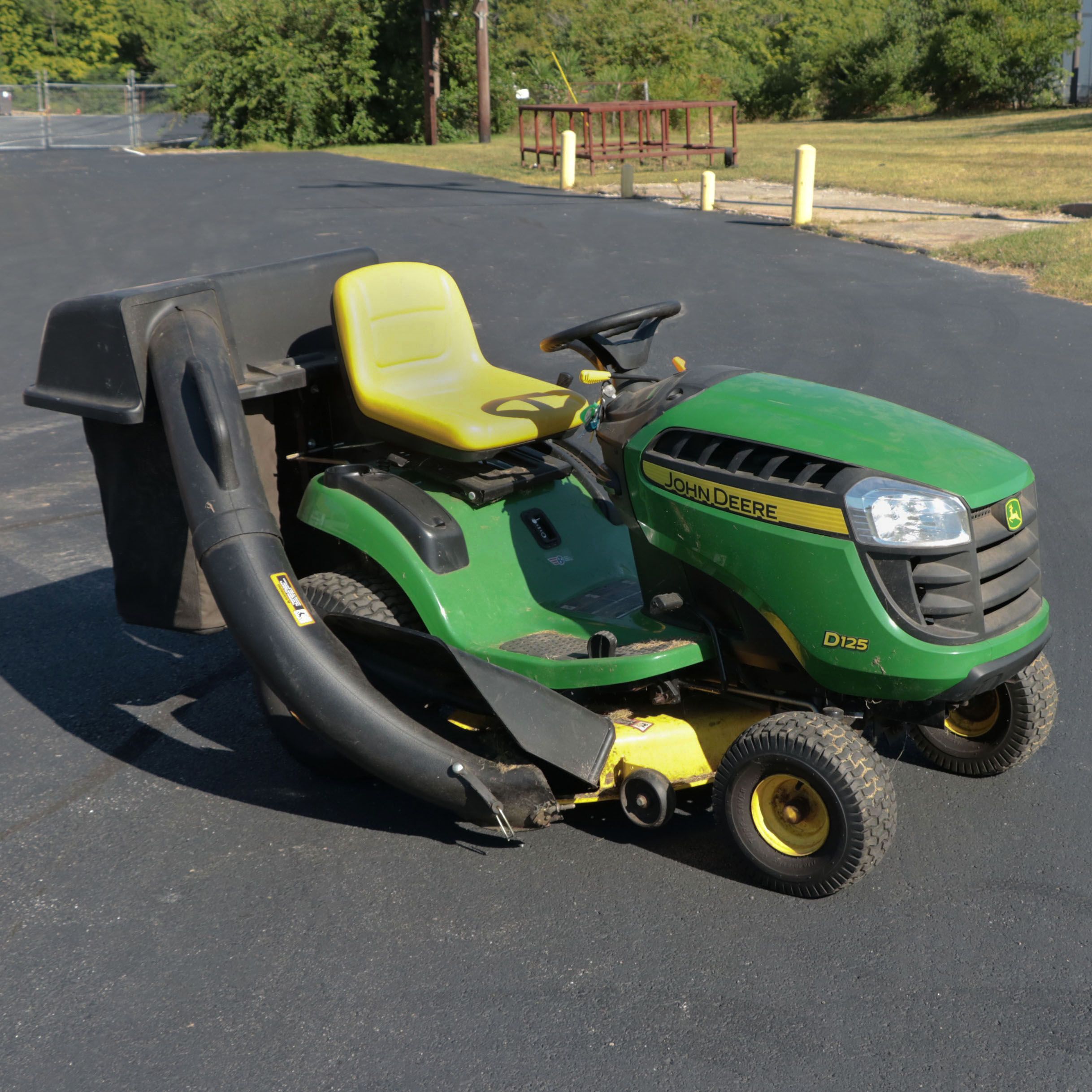 John Deere D125 Lawn Tractor with Bagger