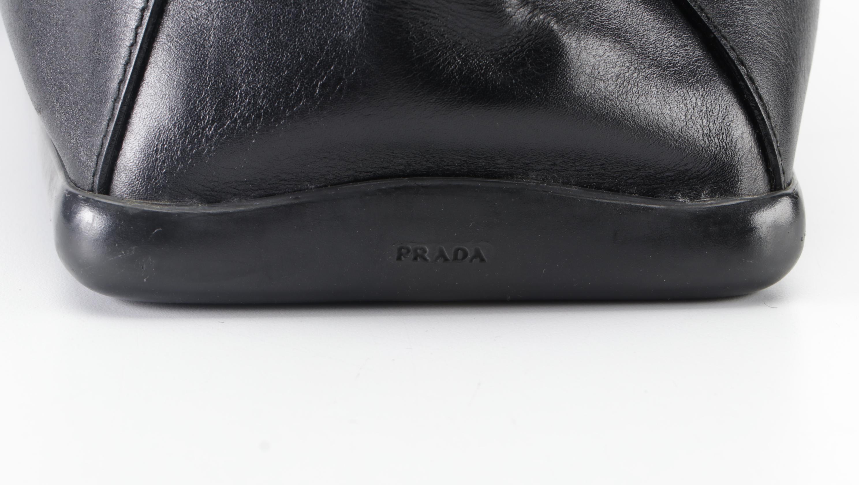 Prada Shoulder Bag in Black Smooth Leather