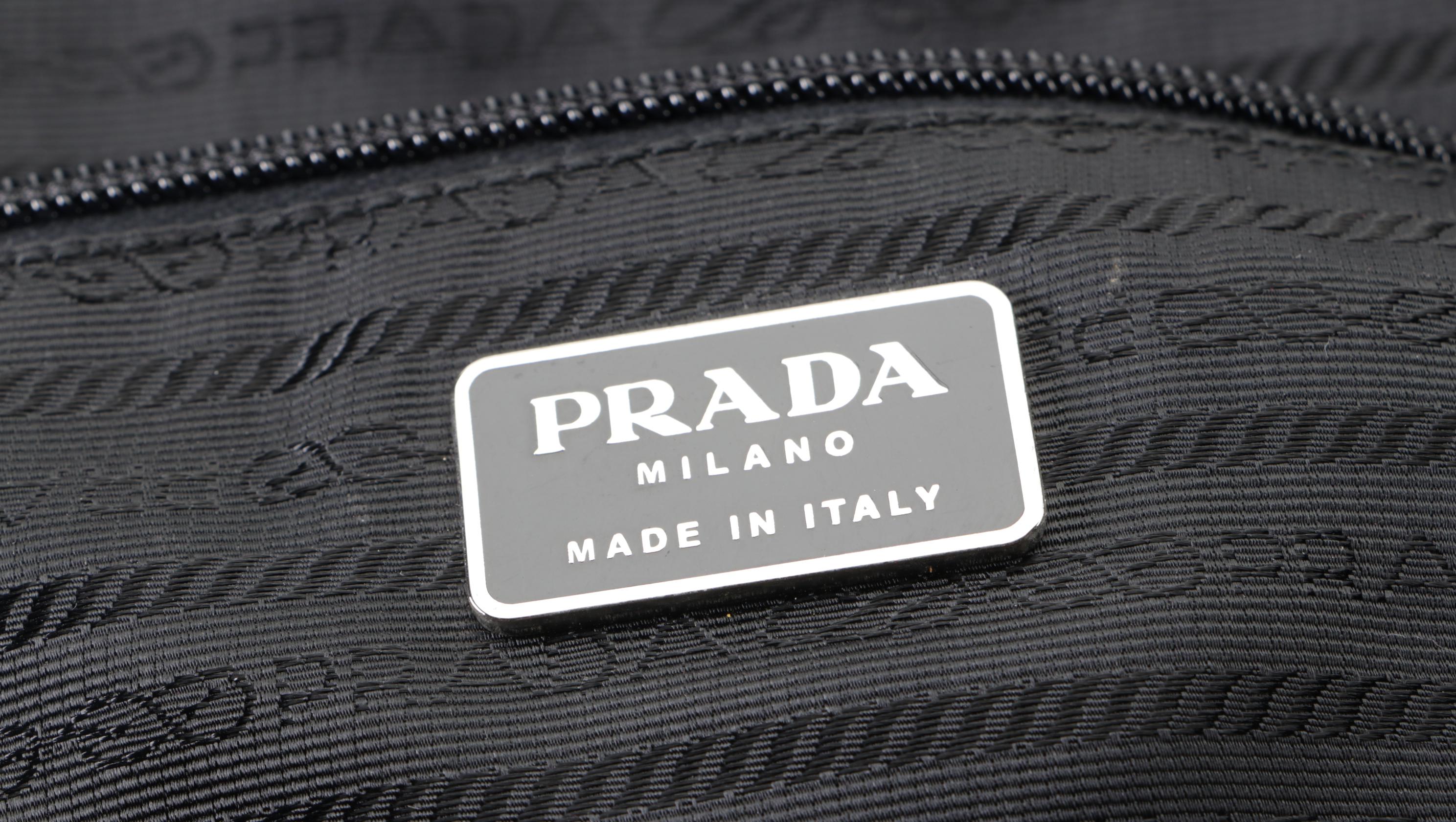 Prada Shoulder Bag in Black Smooth Leather