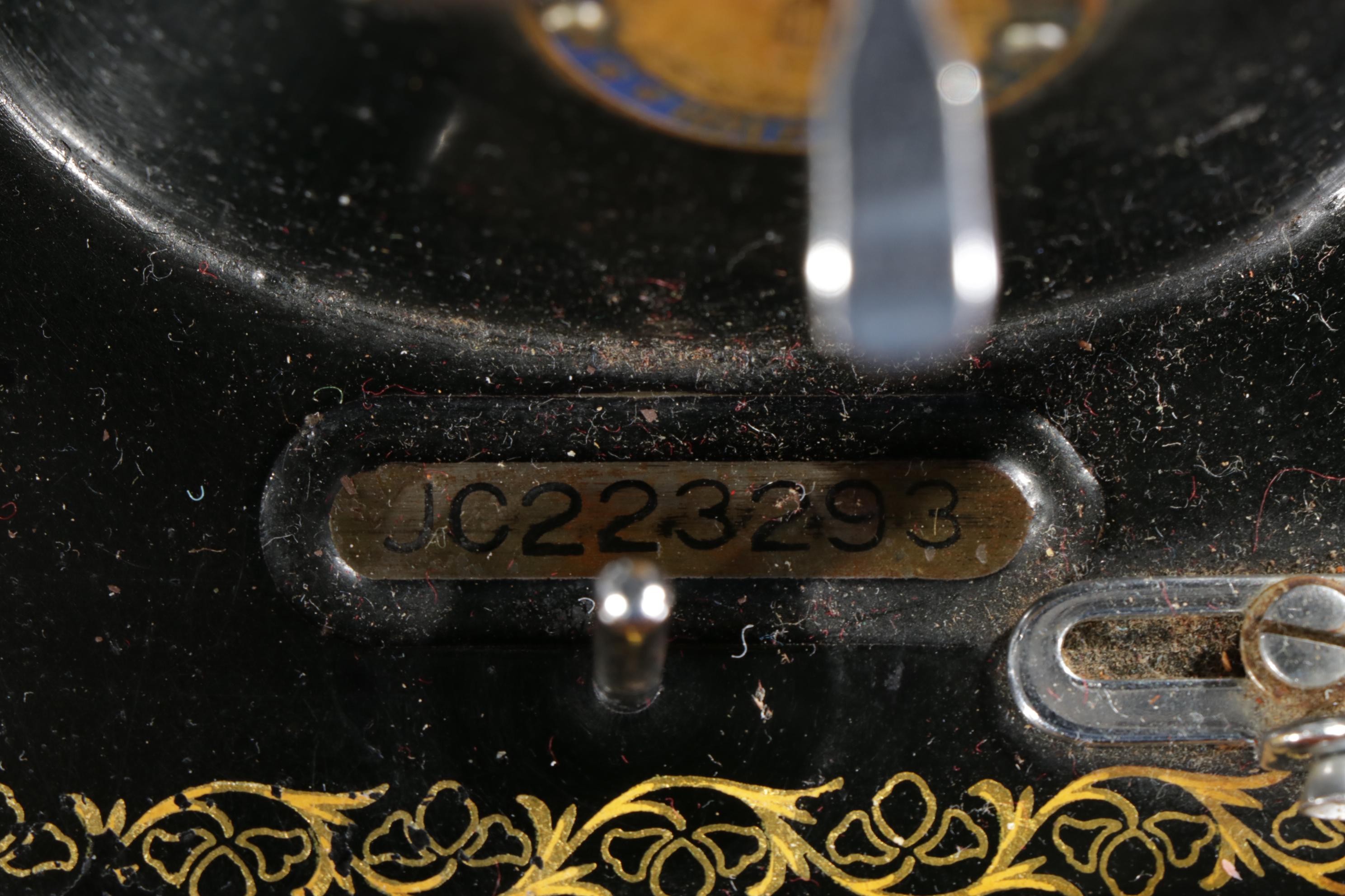 Singer Sewing Machine in Hepplewhite Mahogany Cabinet with Storage Bench