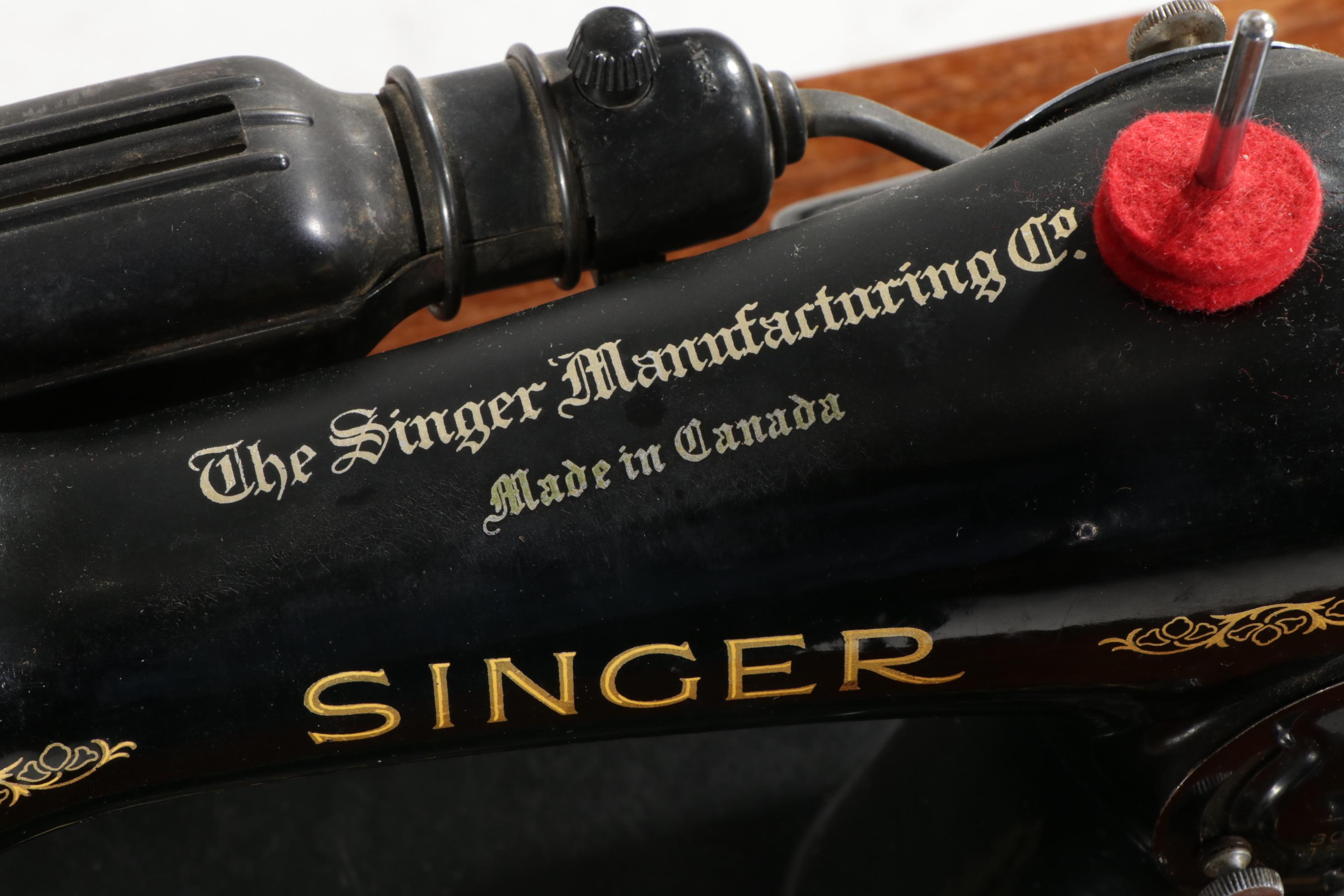 Singer Sewing Machine in Hepplewhite Mahogany Cabinet with Storage Bench