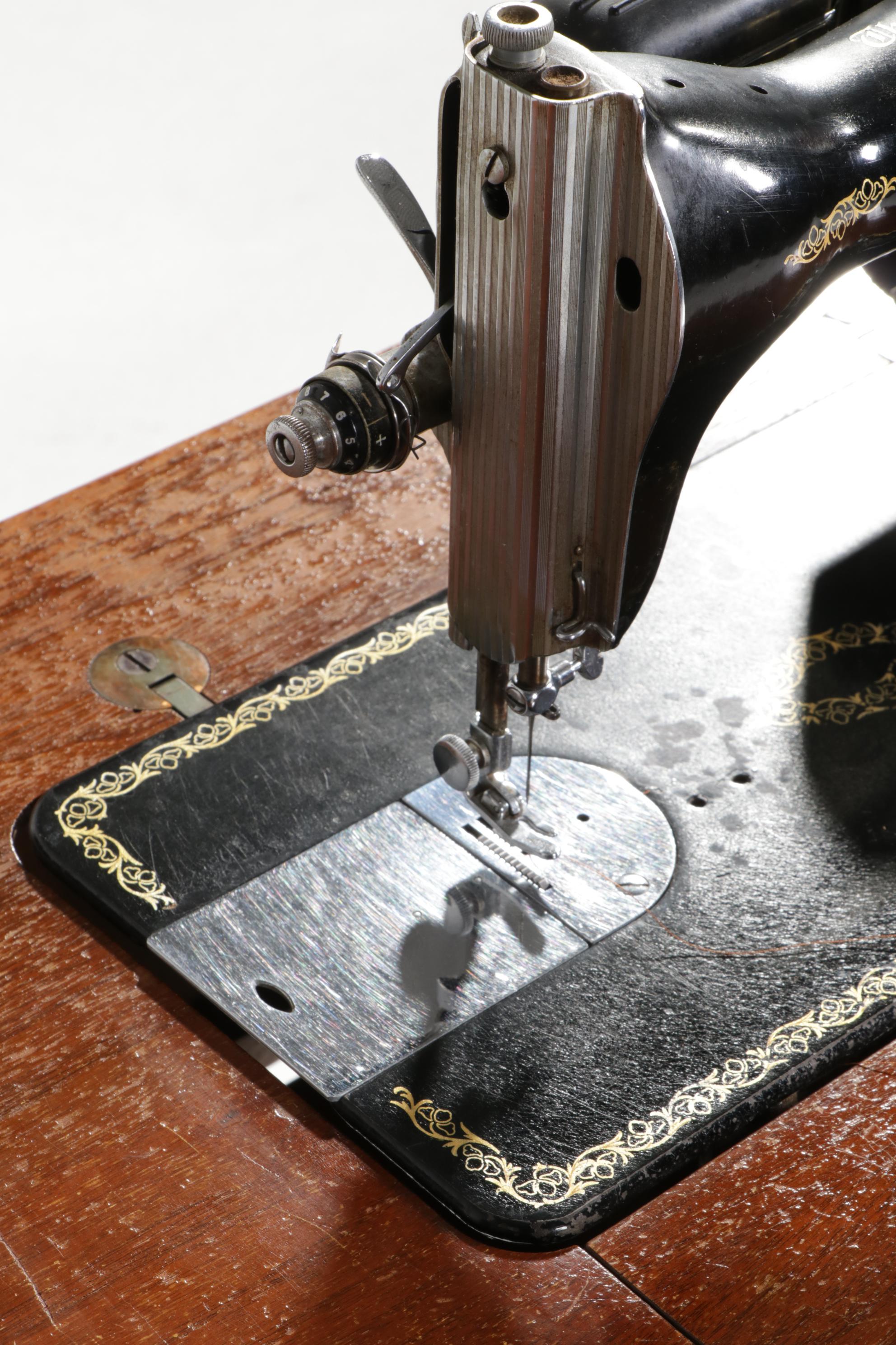 Singer Sewing Machine in Hepplewhite Mahogany Cabinet with Storage Bench