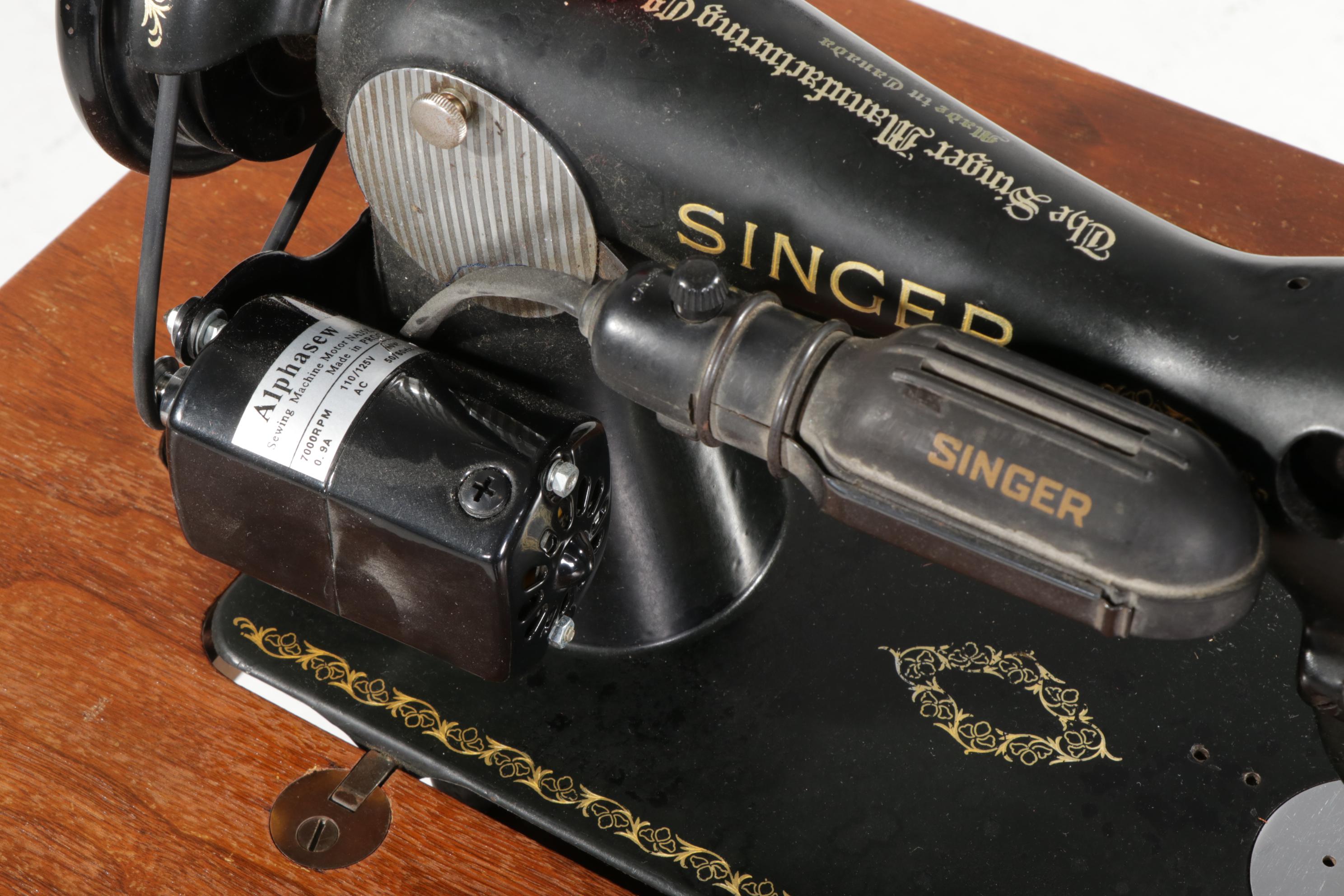 Singer Sewing Machine in Hepplewhite Mahogany Cabinet with Storage Bench