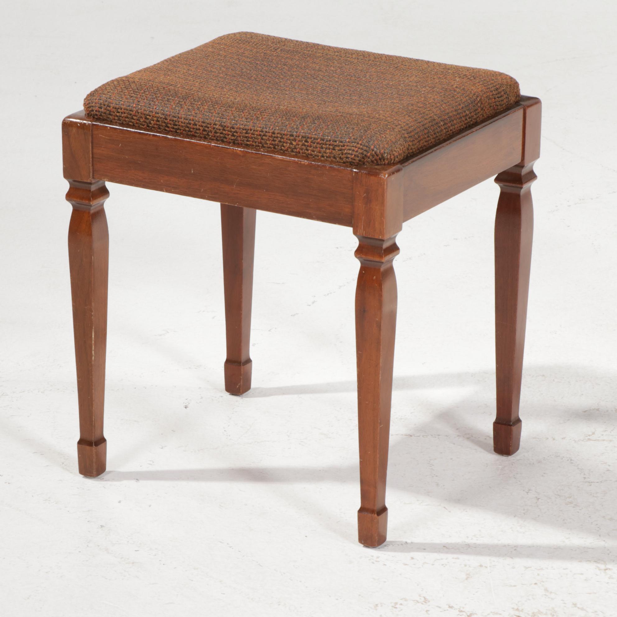 Singer Sewing Machine in Hepplewhite Mahogany Cabinet with Storage Bench