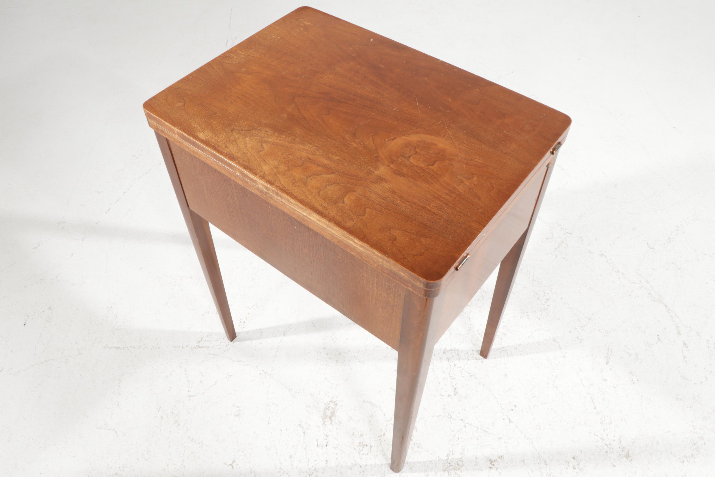 Singer Sewing Machine in Hepplewhite Mahogany Cabinet with Storage Bench