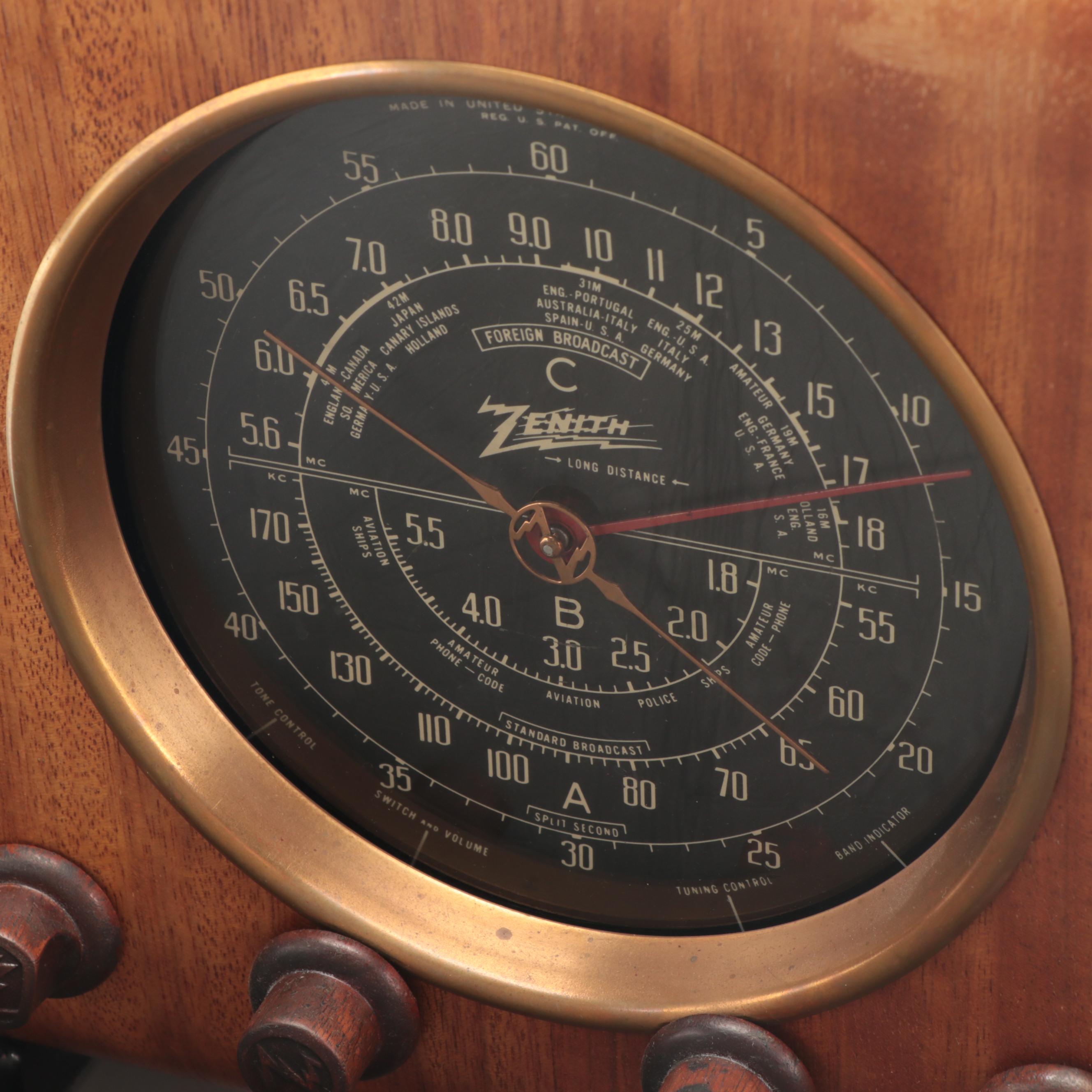 Art Deco Waterfall Style Zenith Cube Adjusting Tube Table Radio, 1930s