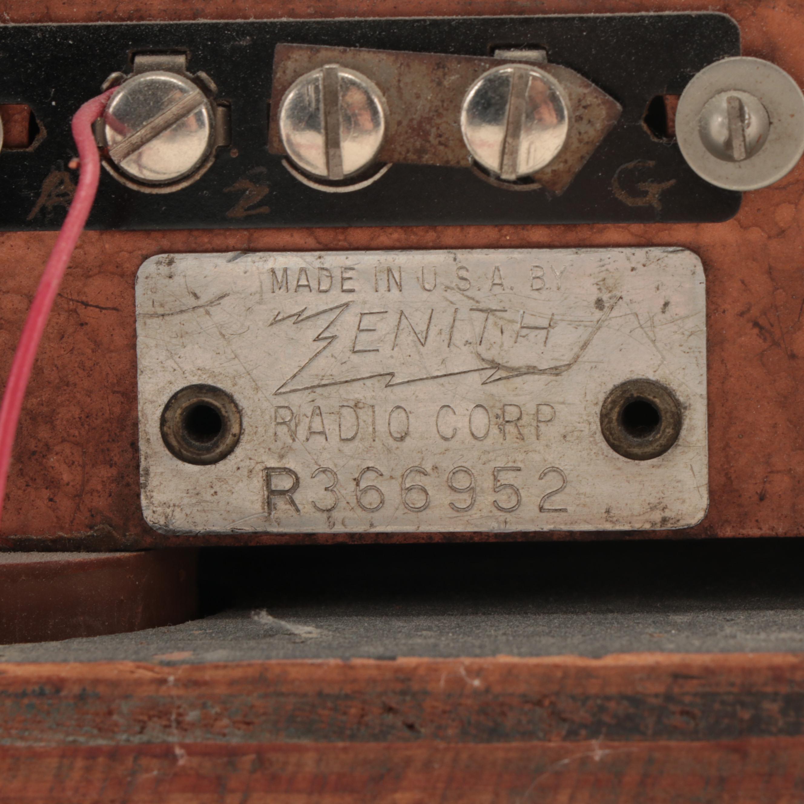 Art Deco Waterfall Style Zenith Cube Adjusting Tube Table Radio, 1930s