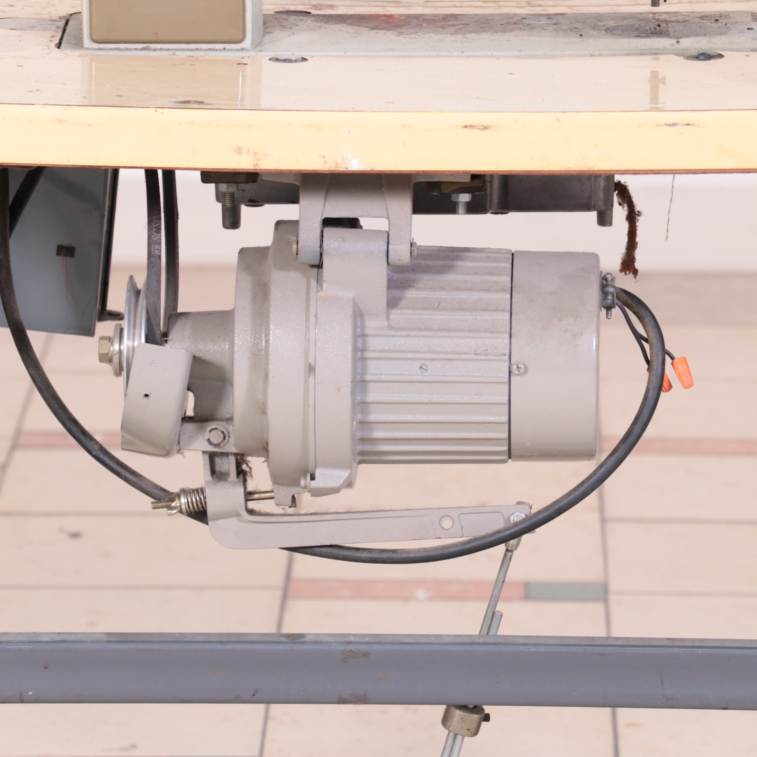 Singer Centurion Industrial Sewing Machine With Workbench, Notions