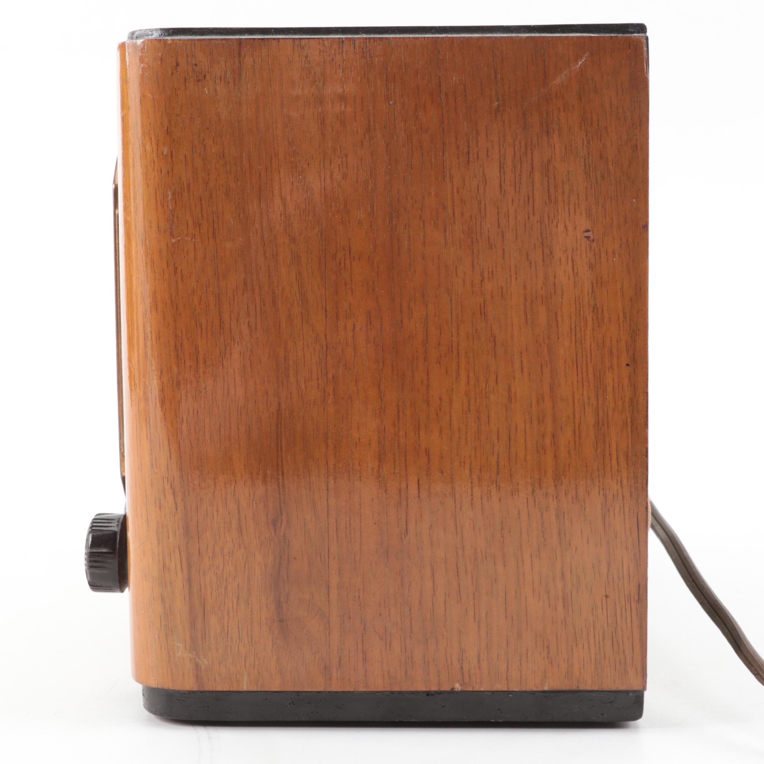 Philco Art Deco Oak Table Top Radio, Mid-20th C