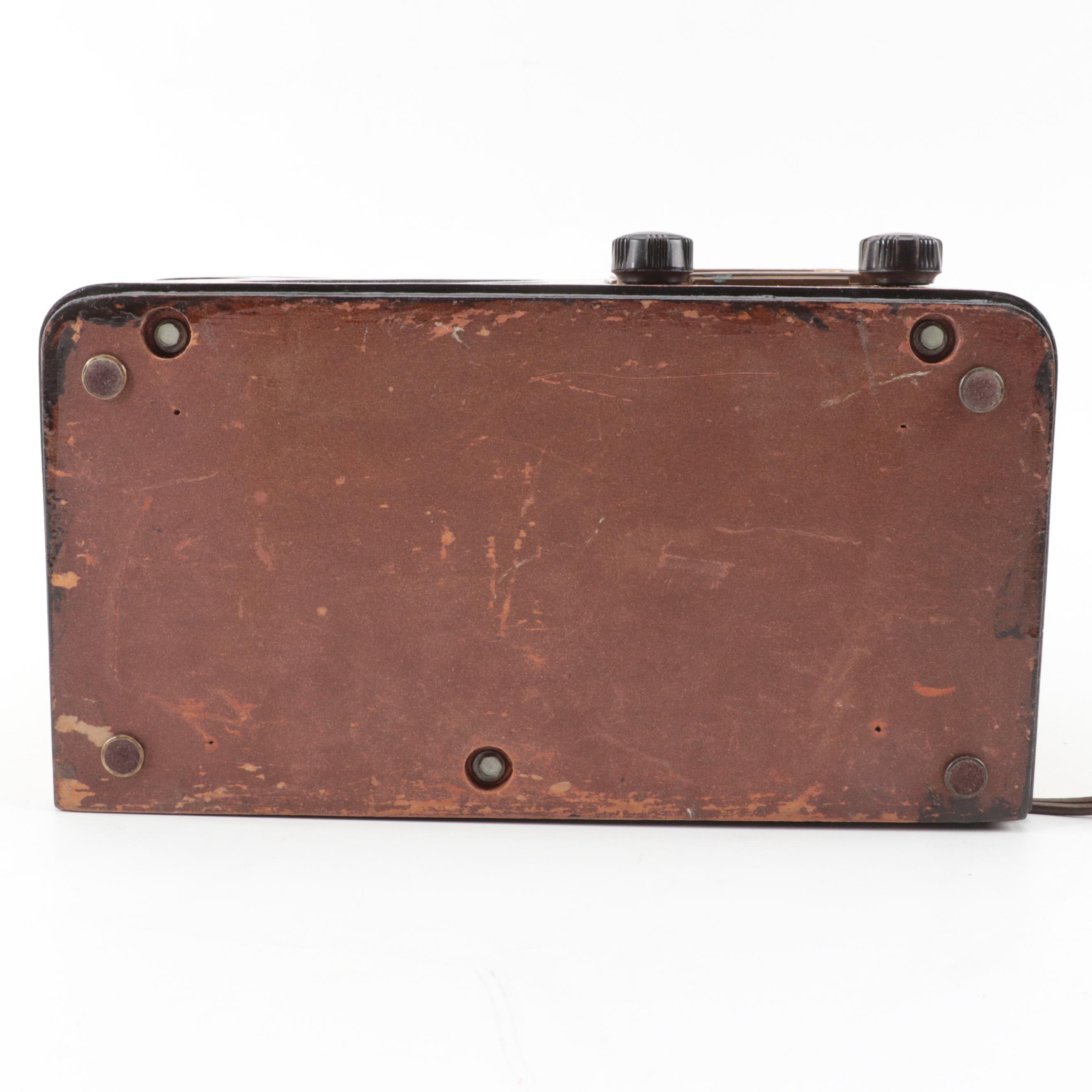 Philco Art Deco Oak Table Top Radio, Mid-20th C