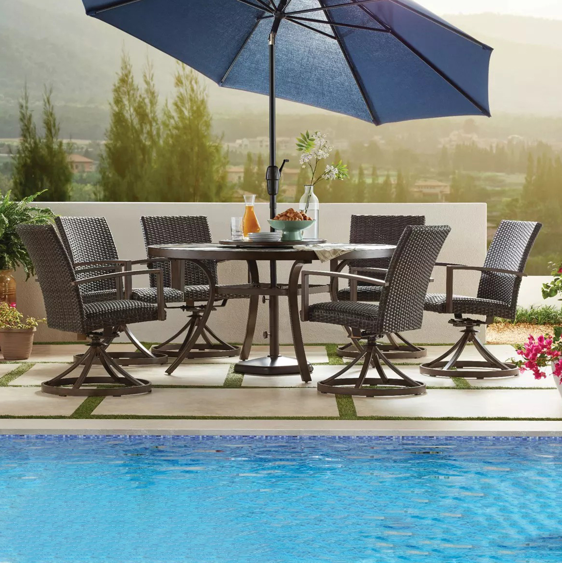 Member's Mark Fremont Collection Eight-Piece Round Dining Set