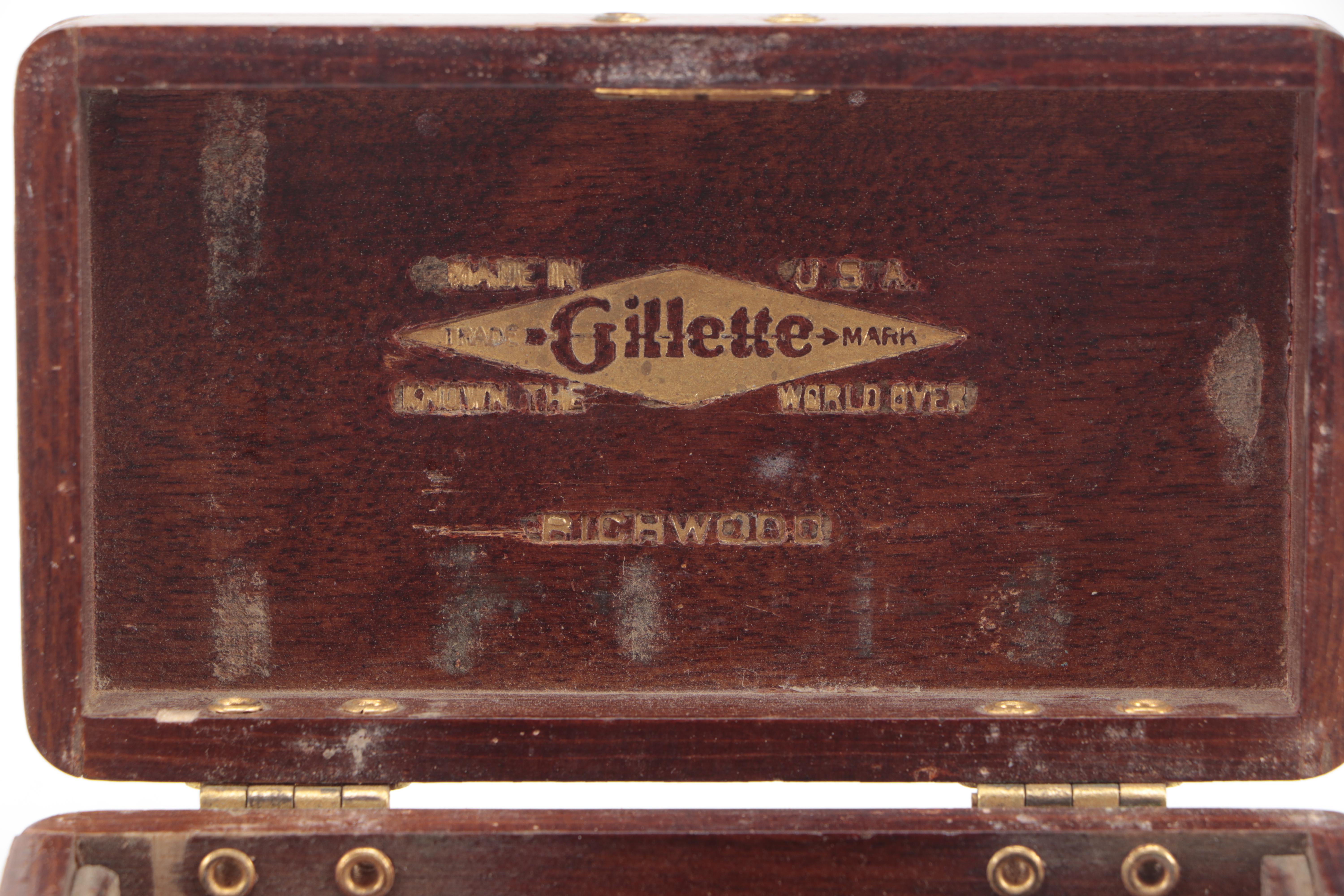 Gillette Richwood Double Edge Safety Razor with Blade Case