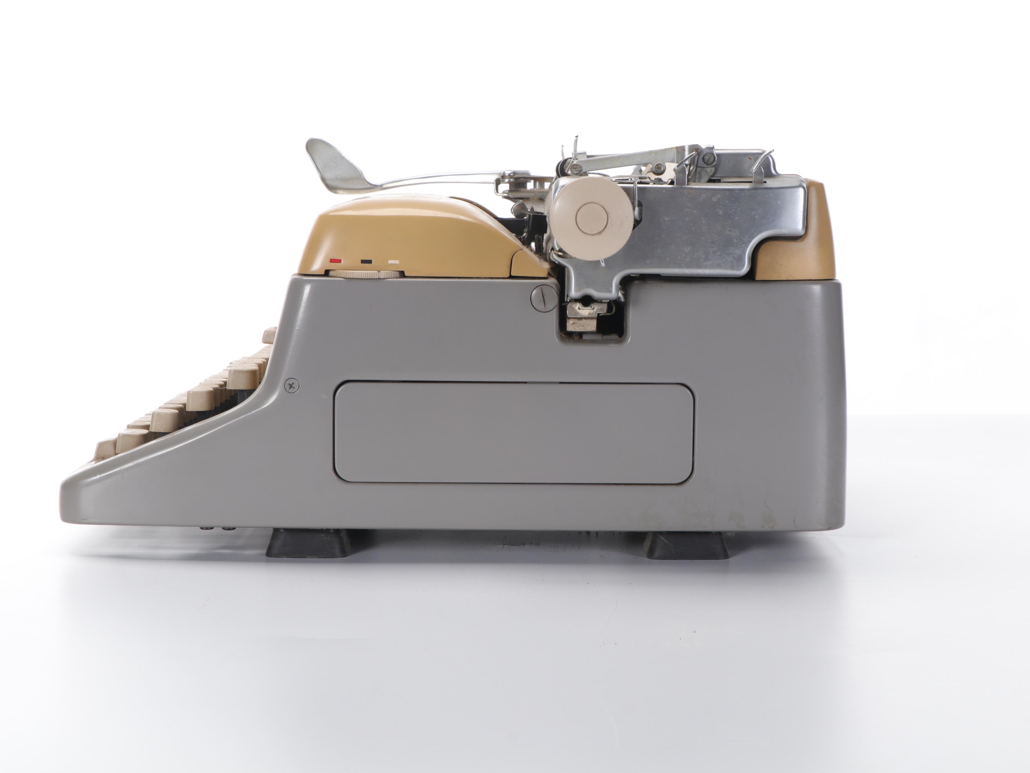 Royal FP Manual Standard Typewriter, Mid-20th Century